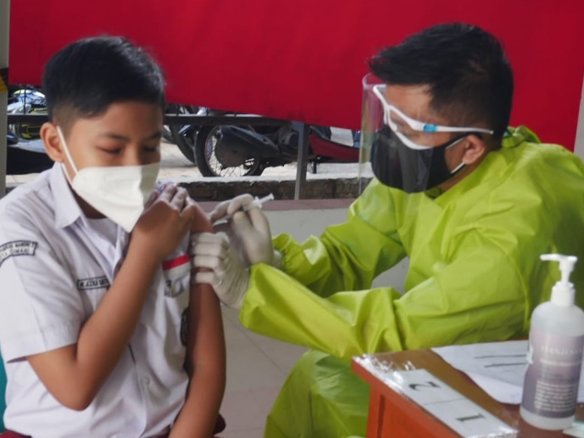Seorang anak SD menerima vaksinasi yang diselenggarakan di SMP Negeri 1 Kota Cimahi, Sabtu (31/7).