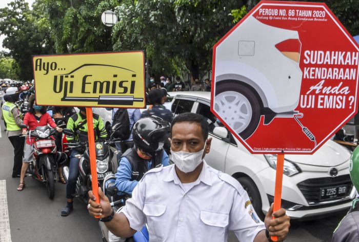 Petugas sosialisasikan pemeriksaan uji emisi gas buang kendaraan bermotor di Jakarta, beberapa waktu lalu.