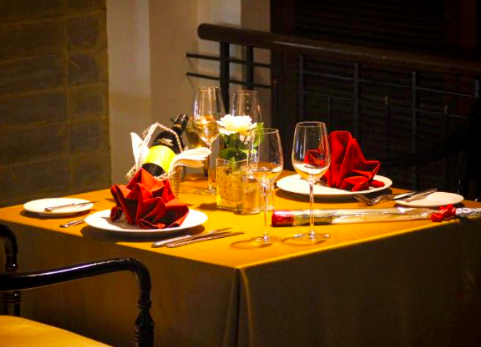 Makan malam di hotel.