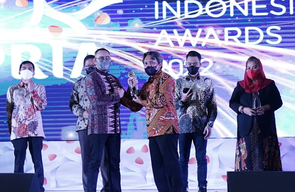 Penyerahan penghargaan PR Indonesia Awards kepada IOH. 