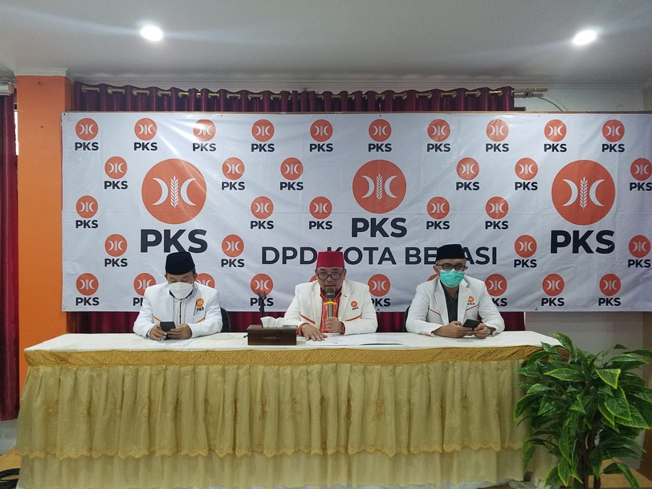 Ketua DPD PKS Kota Bekasi Heri Koswara (tengah)