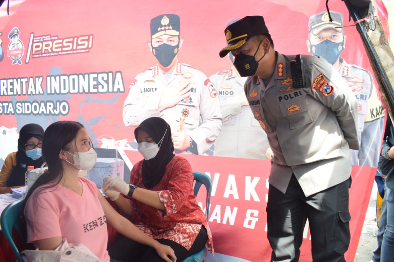 Warga yang membutuhkan vaksinasi booster terus berdatangan ke Gerai Vaksin Pos Polisi Taman Pinang Kabupaten Sidoarjo.