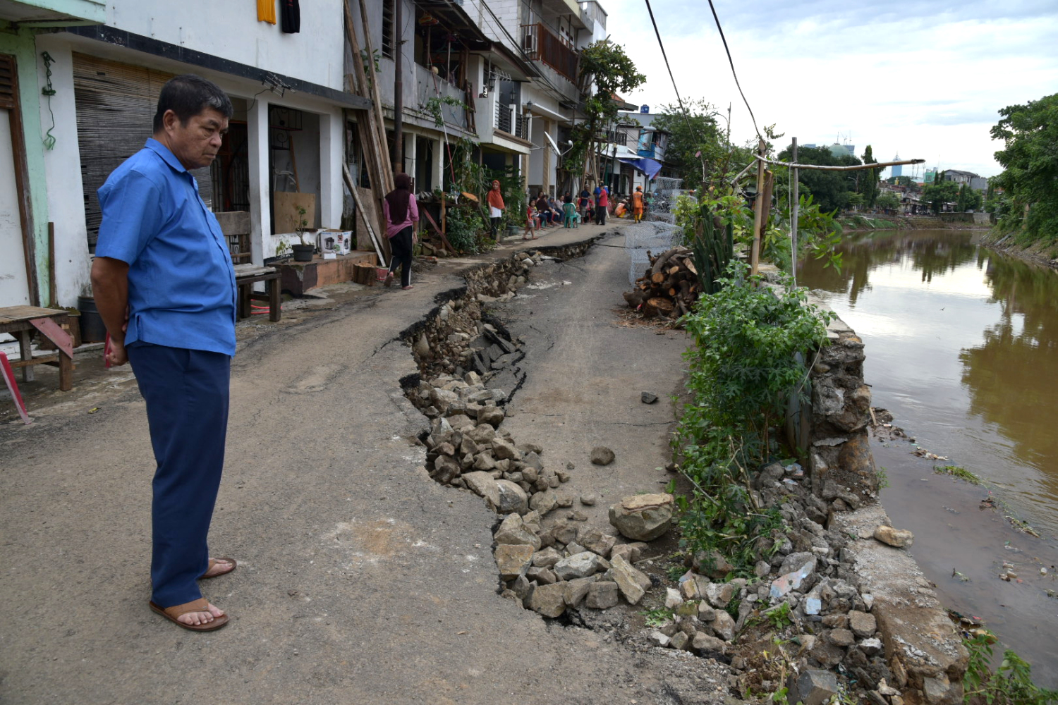 Ilustrasi ambruk karena erosi sungai