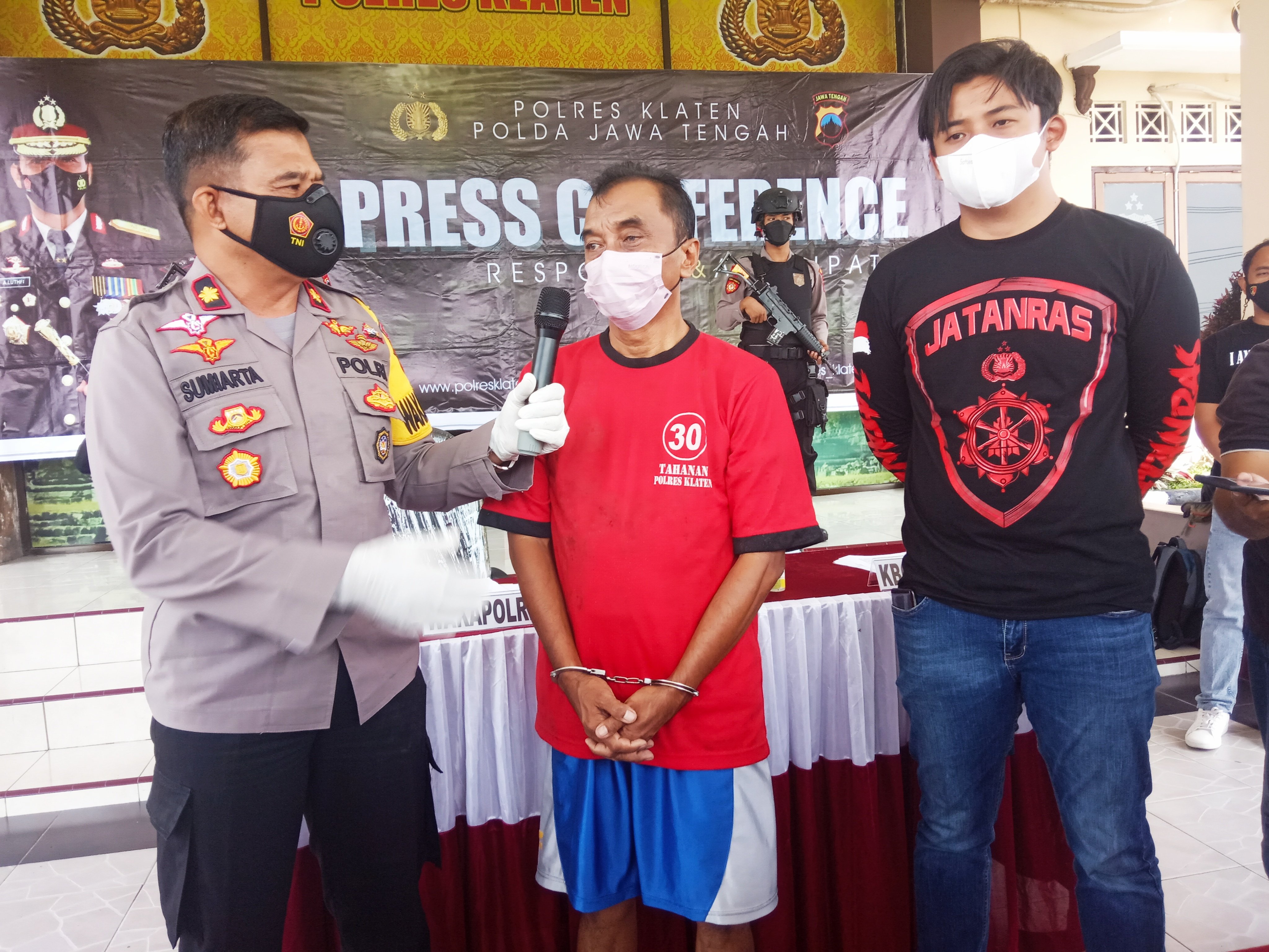 Petugas Polres Klaten memperlihatkan tersangka pelaku penipuan dan penggelapan