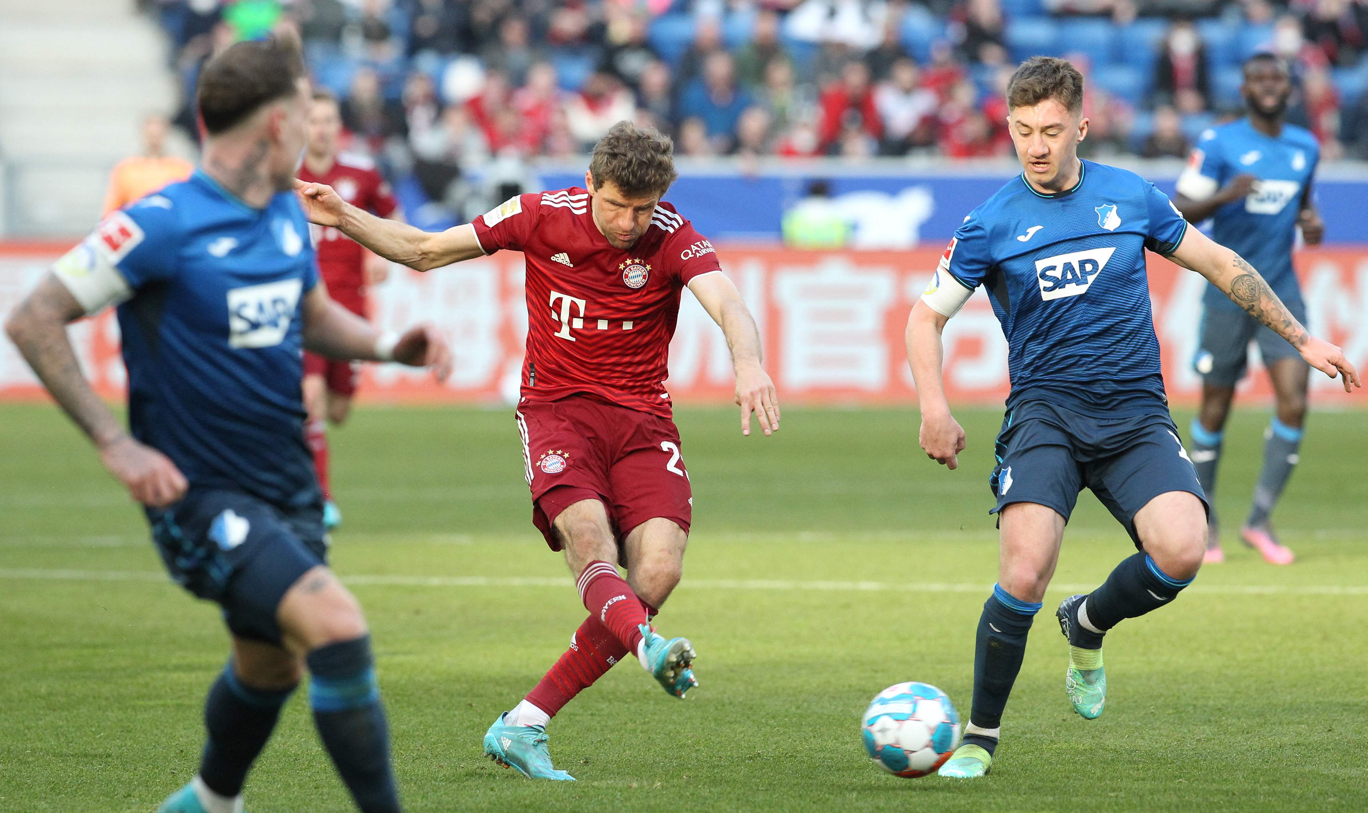 Laga Bundesliga antara Hoffenheim dan Bayern Muenchen yang berakhir imbang 1-1.