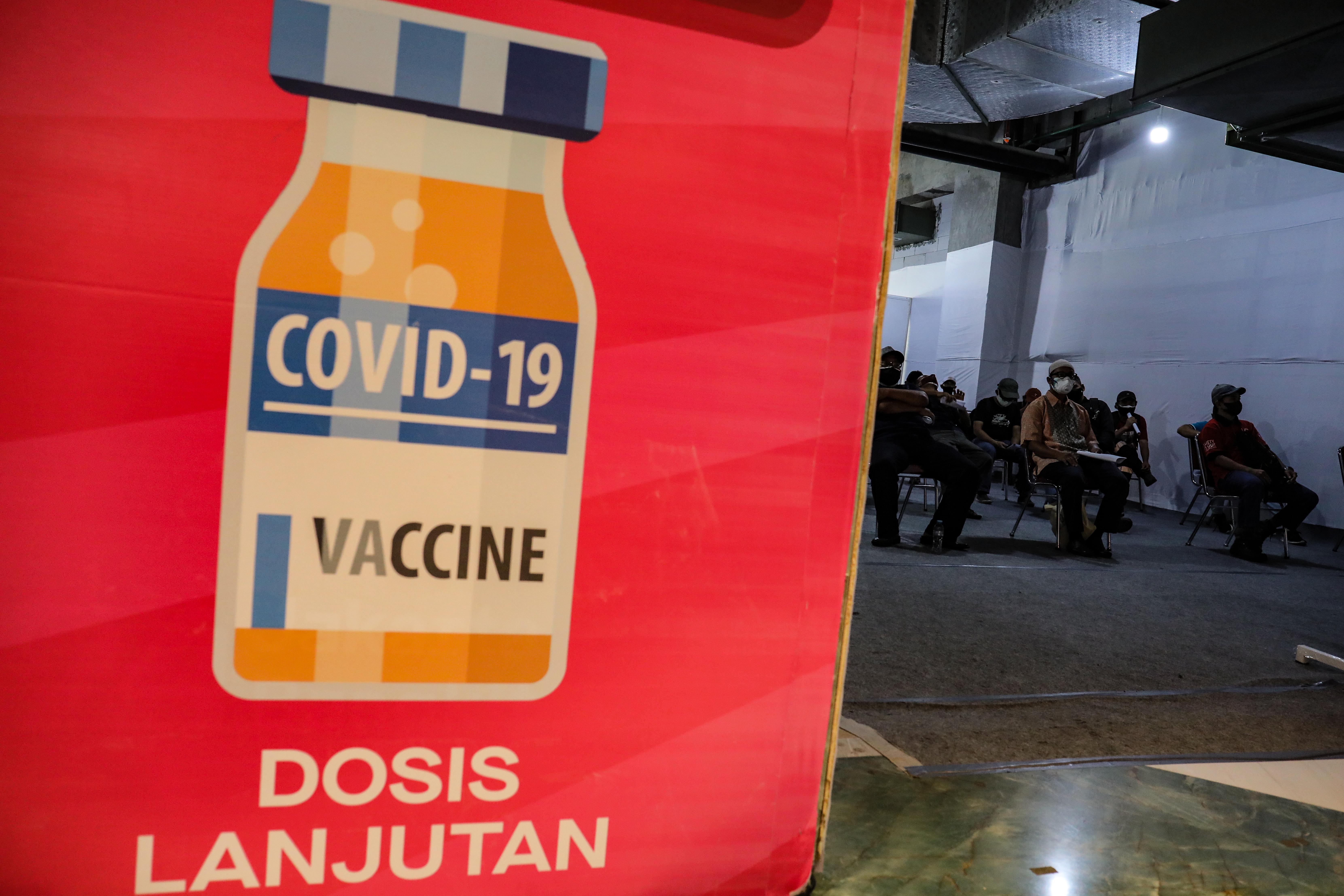 Warga antre mengikuti vaksinasi dosis booster di salah satu pusat perbelanjaan Jakarta.