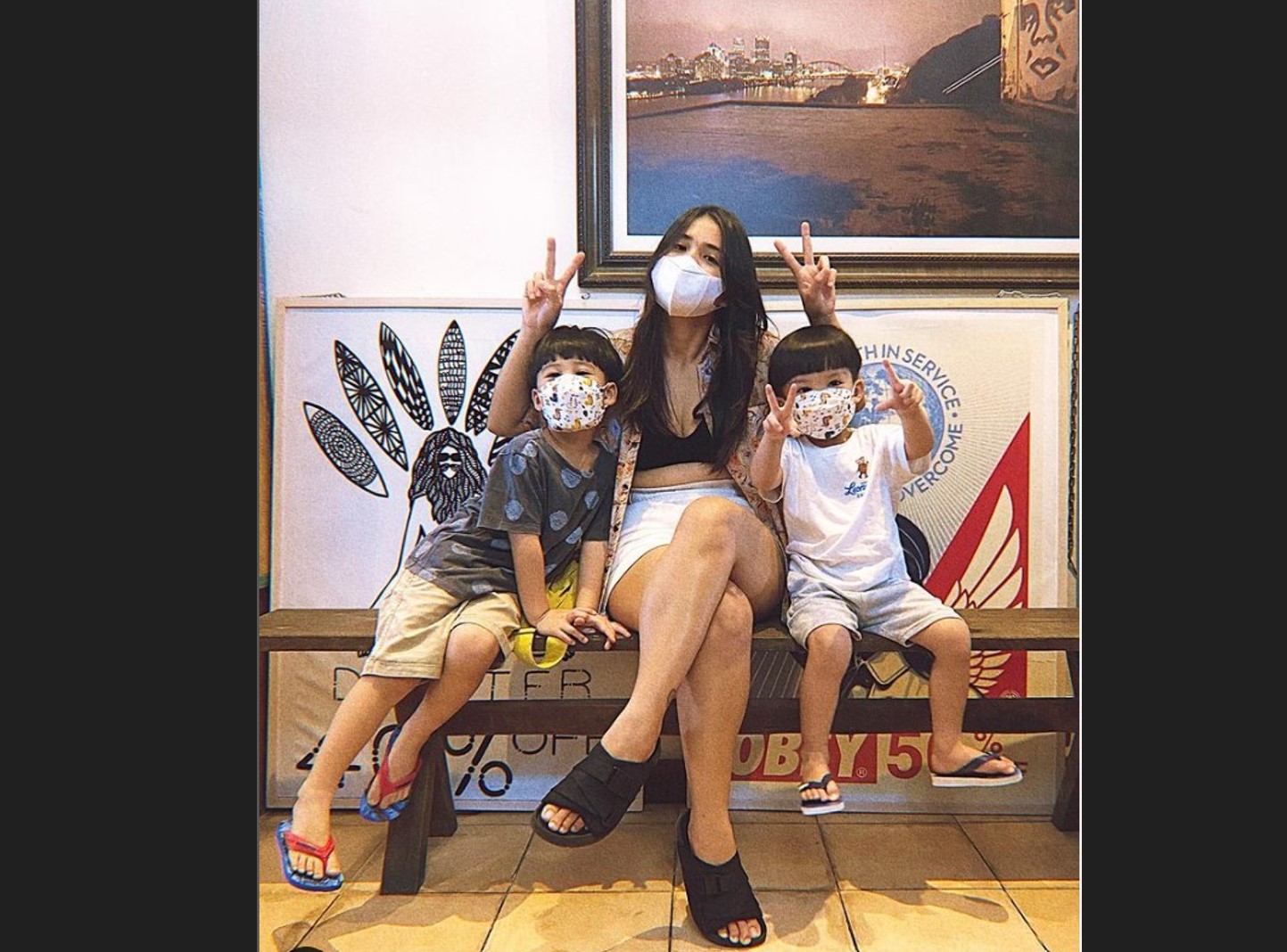 Putri Titian dan kedua putranya.