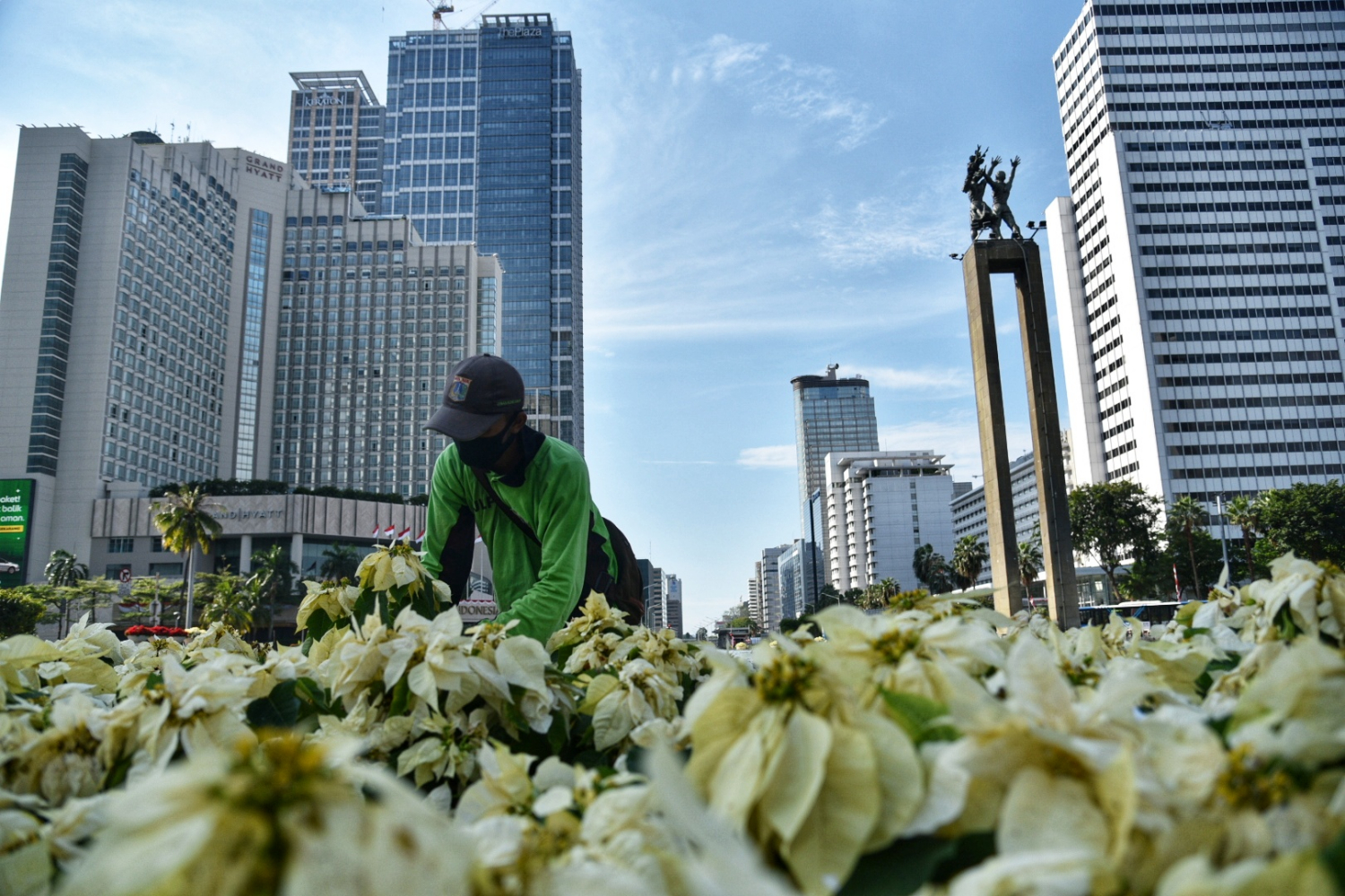 Petugas menata tanaman di area Bundara HI, Jakarta.
