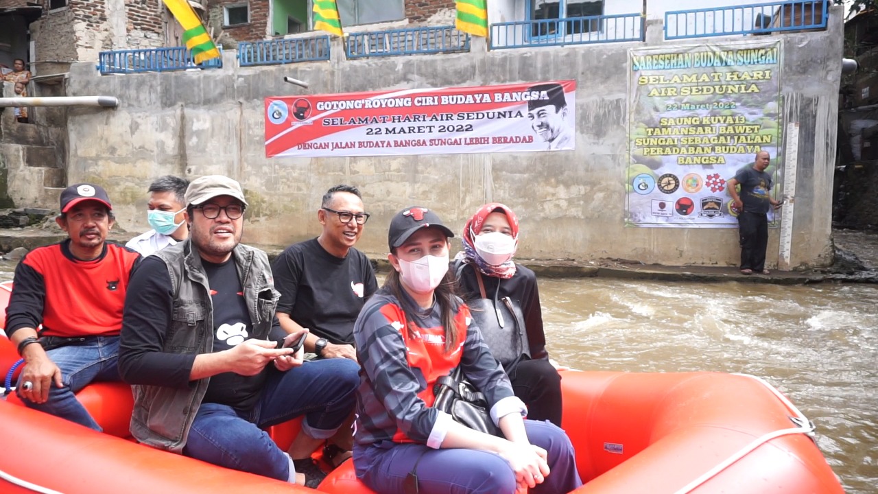 Ono Surono dan sejumlah anggota DPR RI lainnya saat menelusuri Sungai Cikapundung