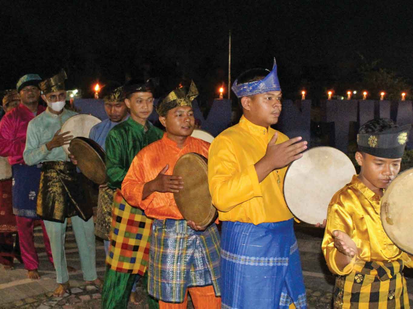 Berlatih main kompang.