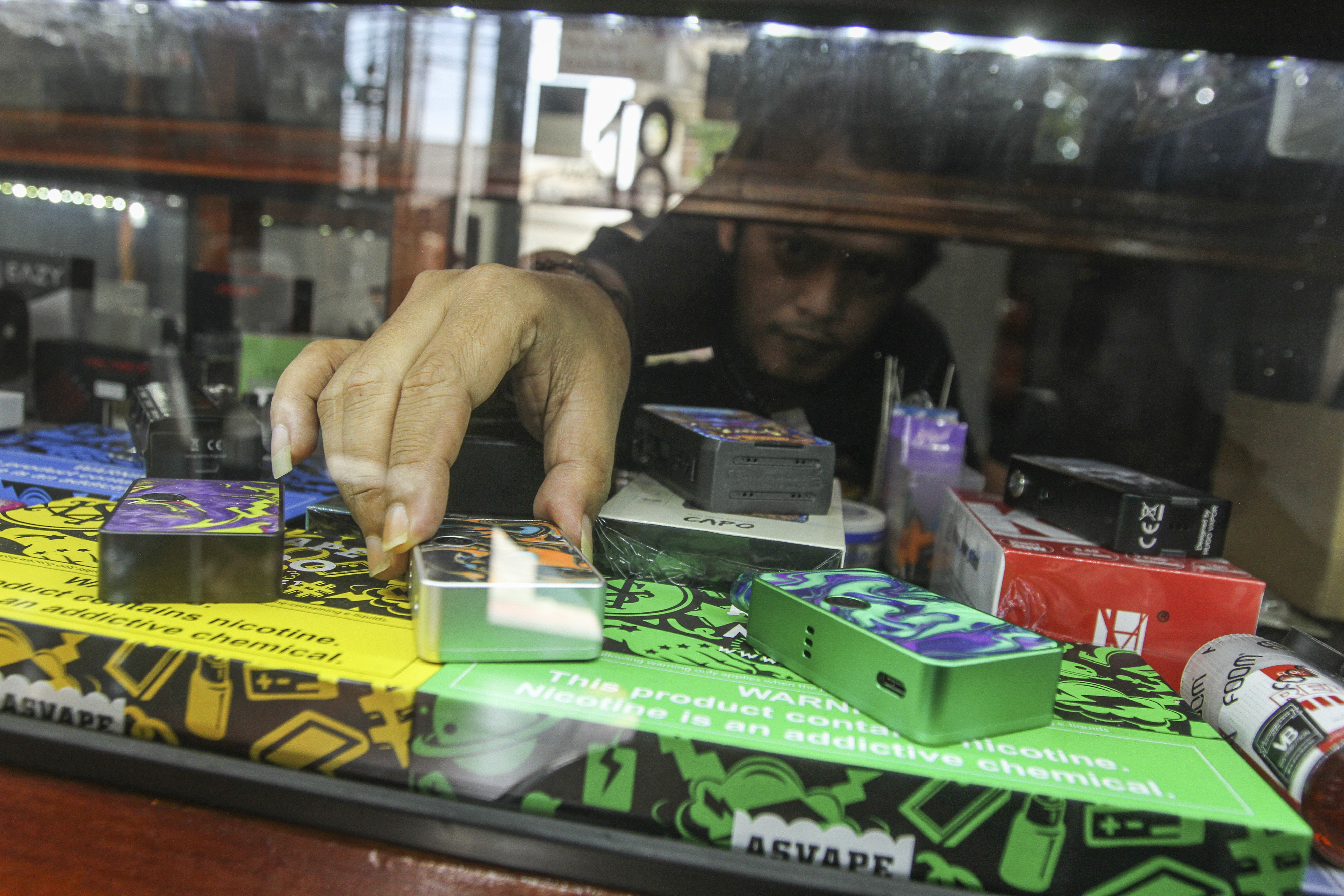 Ilustrasi Penjual menata rokok elektrik di kawasan Gandul, Depok, Jawa Barat