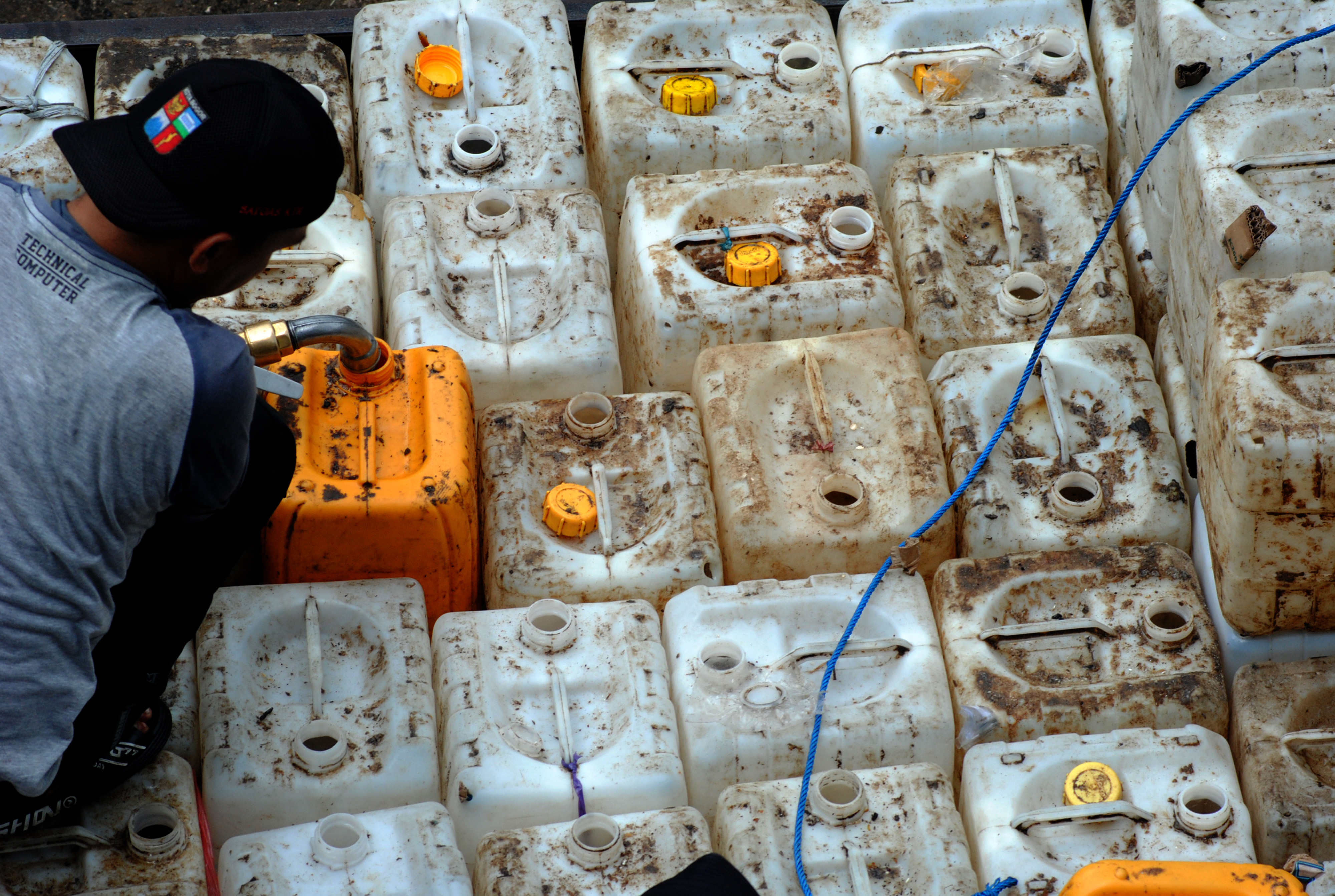 : Pekerja mengisi minyak goreng curah ke dalam jeriken saat operasi pasar di Pasar Merdeka, Kota Bogor, Jawa Barat, Senin (21/3).