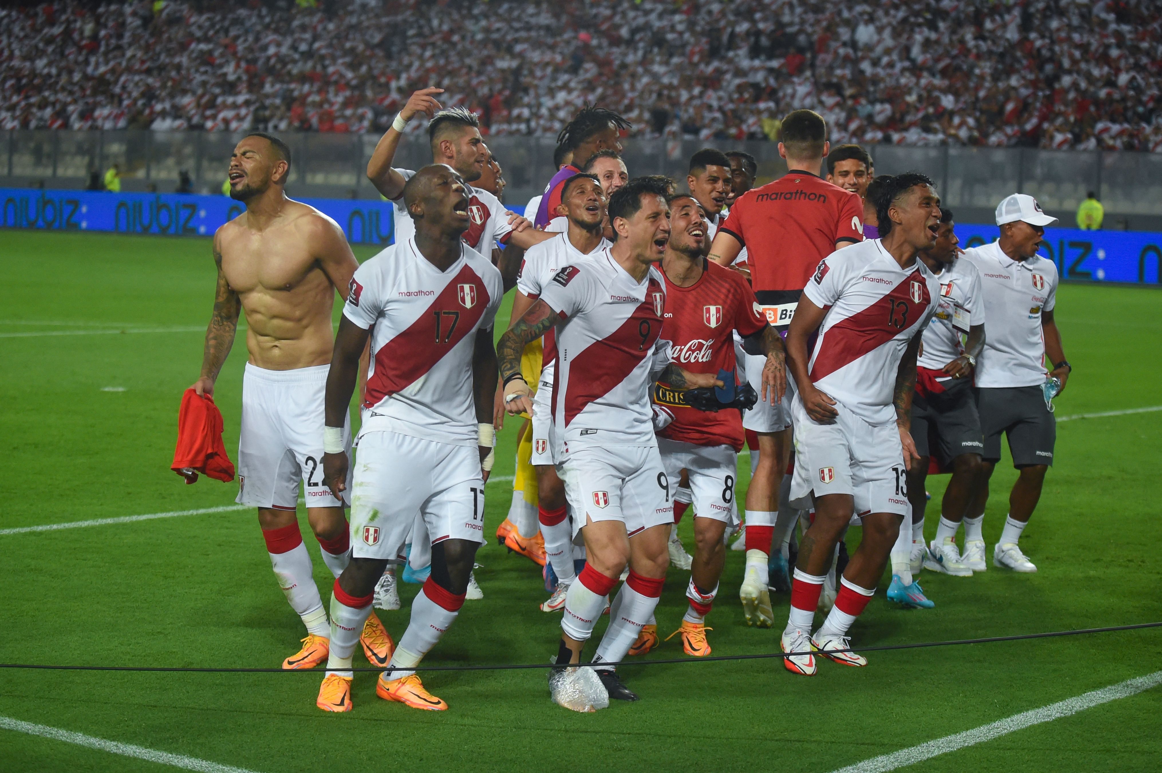 Para pemain Peru melakukan selebrasi usai memastikan tiket ke playoff Piala Dunia dengan mengalahkan Paraguay 2-0.