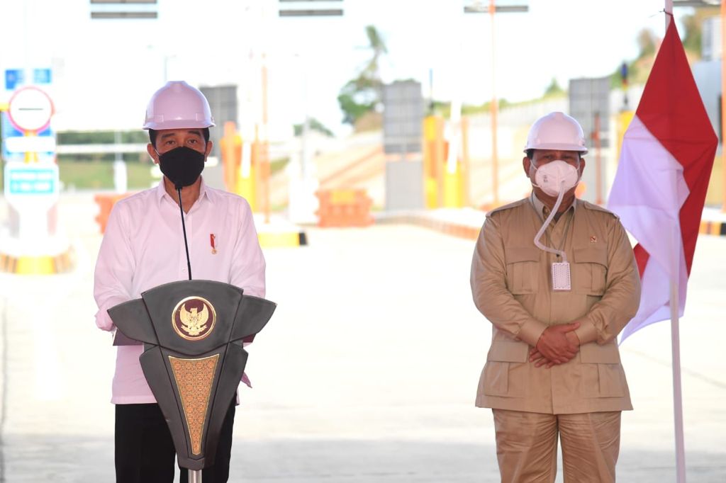 Menteri Pertahanan Prabowo Subiyanto (kanan) mendampingi Presiden Joko Widodo