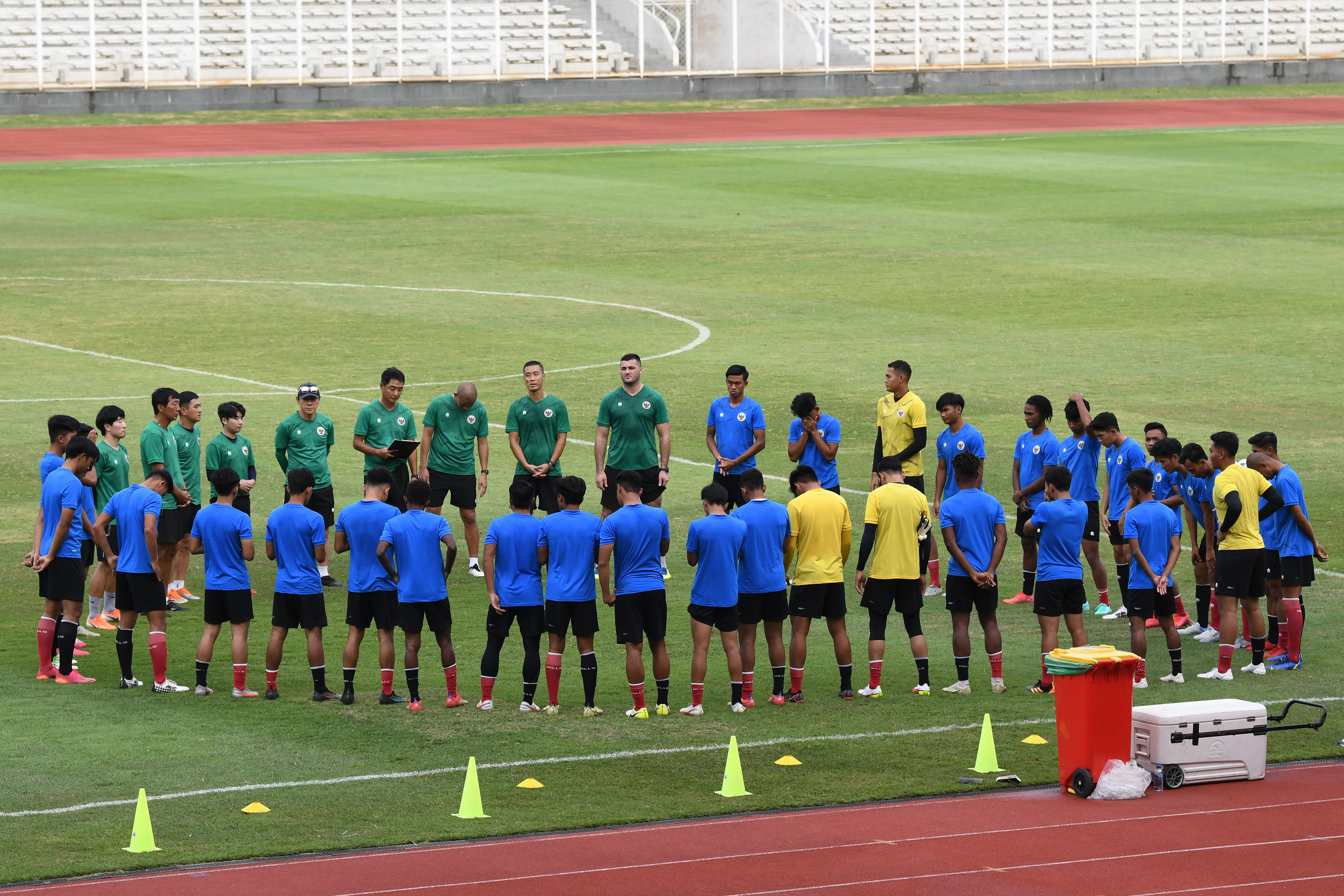 Pelatih memberikan arahan kepada pemain Timnas U-19 dalam pemusatan latihan di Stadion Madya Gelora Bung Karno, Senayan. Rabu (2/3).