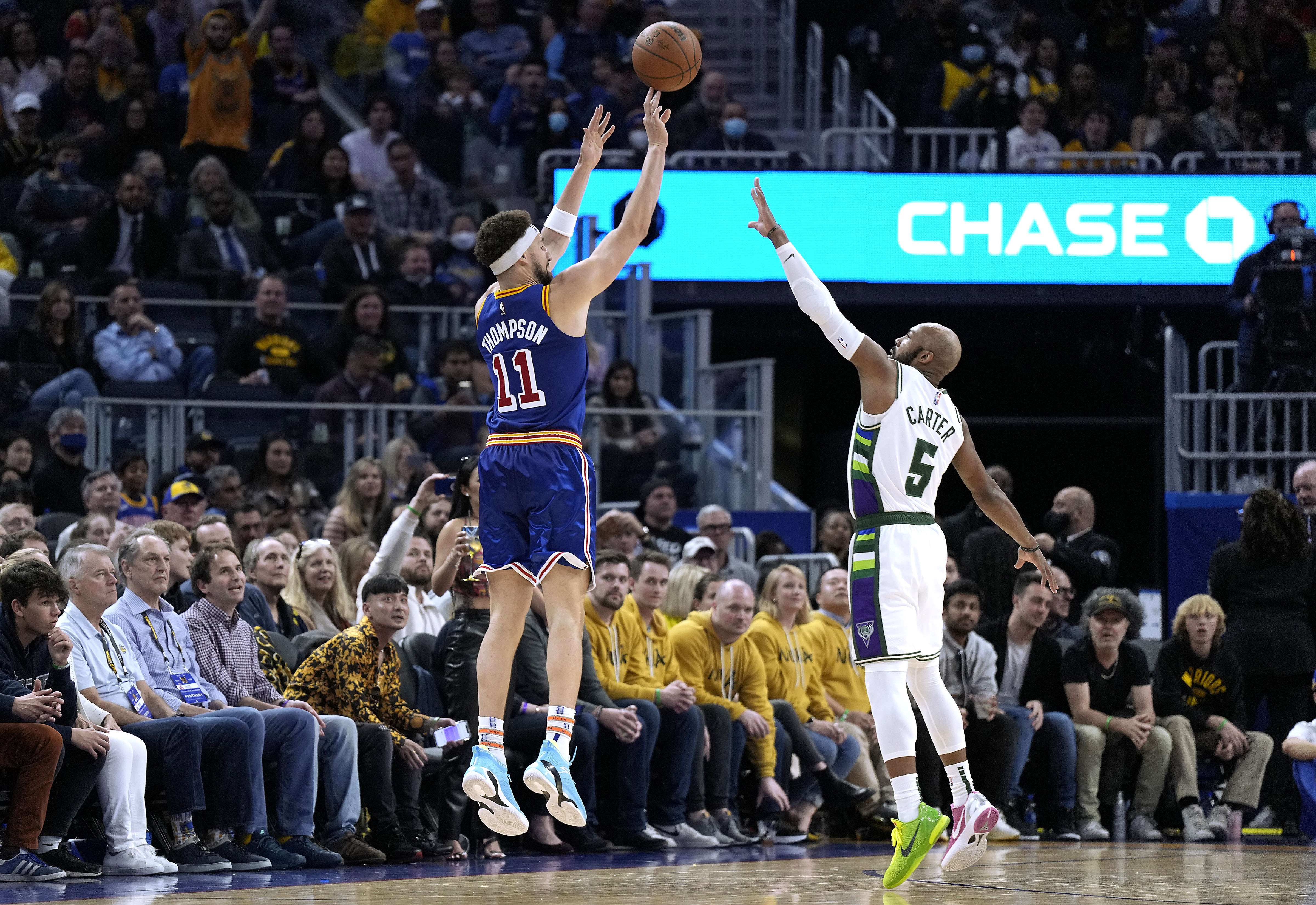 Pemain Golden State Warriors Klay Thompson (kiri) melepaskan tembakan dalam laga NBA melawan Milwaukee Bucks.