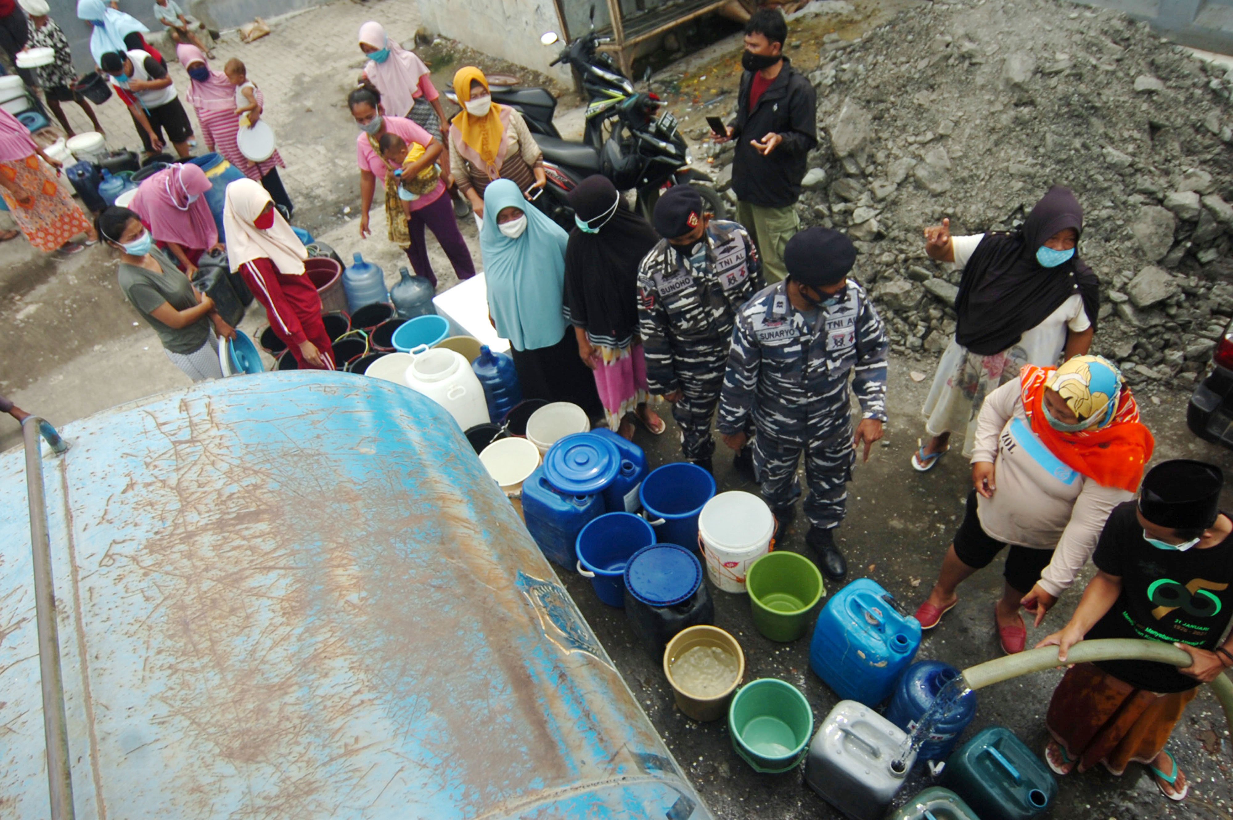 Sejumlah warga antre pembagian air bersih di Tegal, Jawa Tengah.