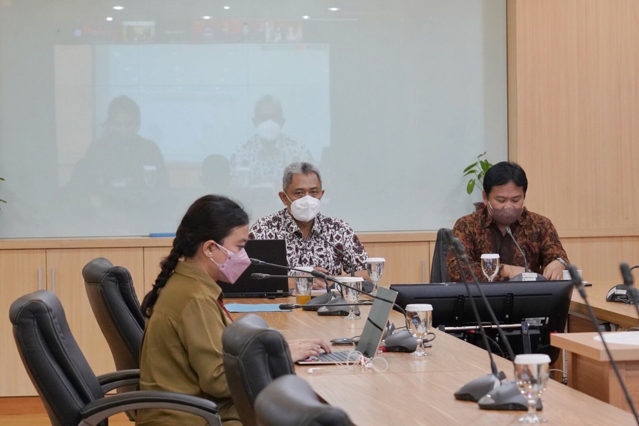 Dirjen PPKL KLHK, Sigit Reliantoro (tengah) didampingi Humas KLHK, Nunu Anugrah (kanan) saat jumpa pers di Jakarta, Selasa (1/3). 