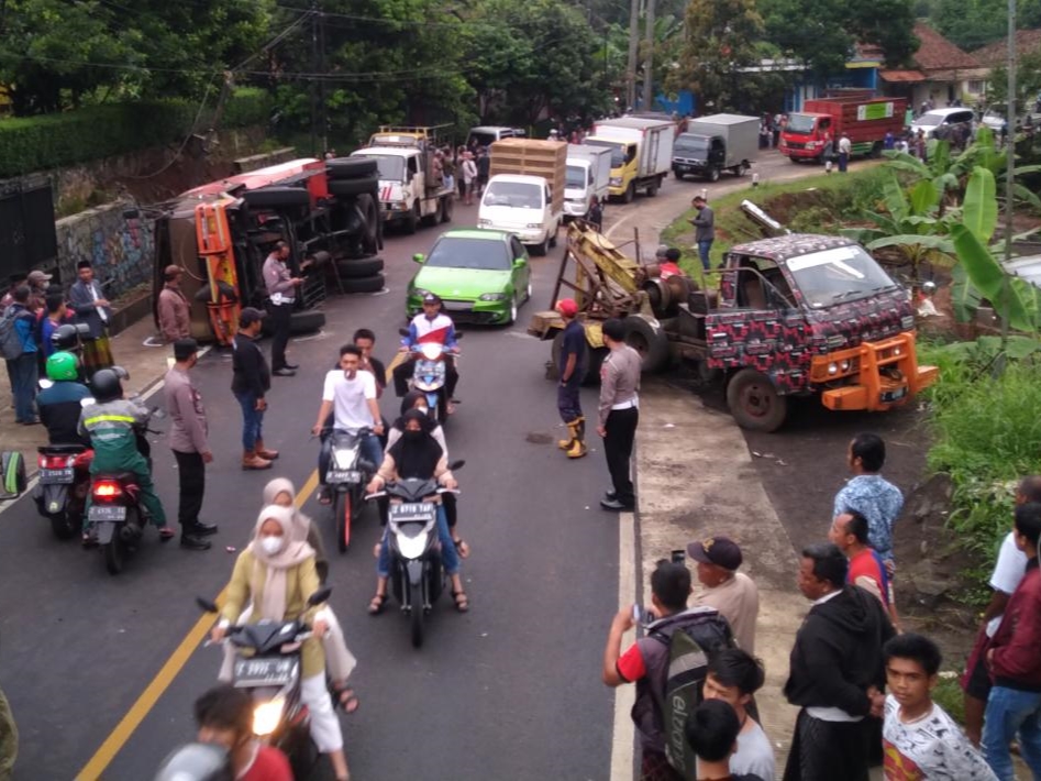 Truk tangki melaju dari arah Cirebon tujuan ke Ciamis tersebut tak bisa dikendalikan supir dan terguling ke sebelah kanan jalan.