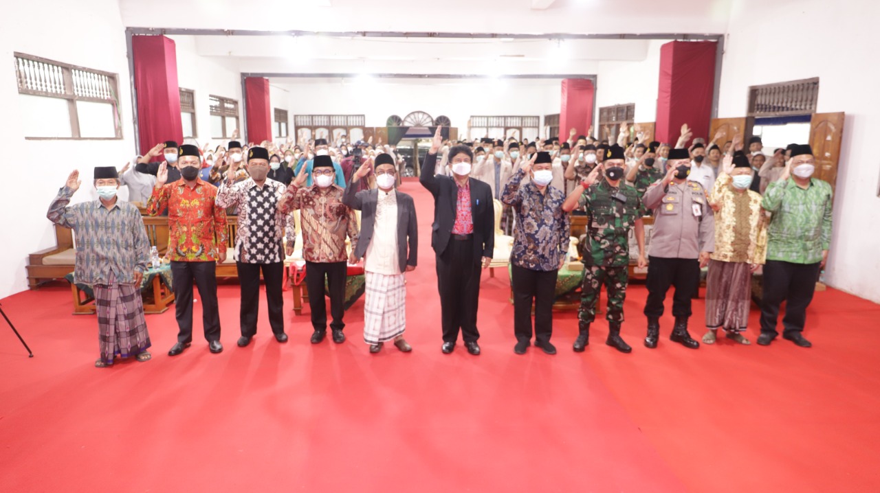Kepala BPIP, Yudian Wahyudi (tengah) bersama para pengurus Ponpes Tremas dan jajaran Pemkab Pacitan memberikan Salam Pancasila. 