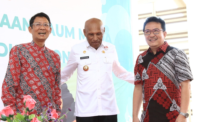  Ketua Umum Persipura Jayapura, Benhur Tommi Mano (tengah)