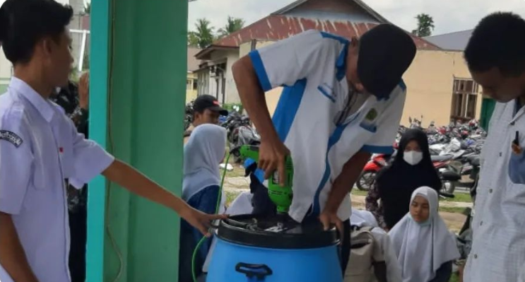 Lewat Program TMT+, SMKN 1 Kempas Menciptakan Bibit Unggul Petani Milenial 