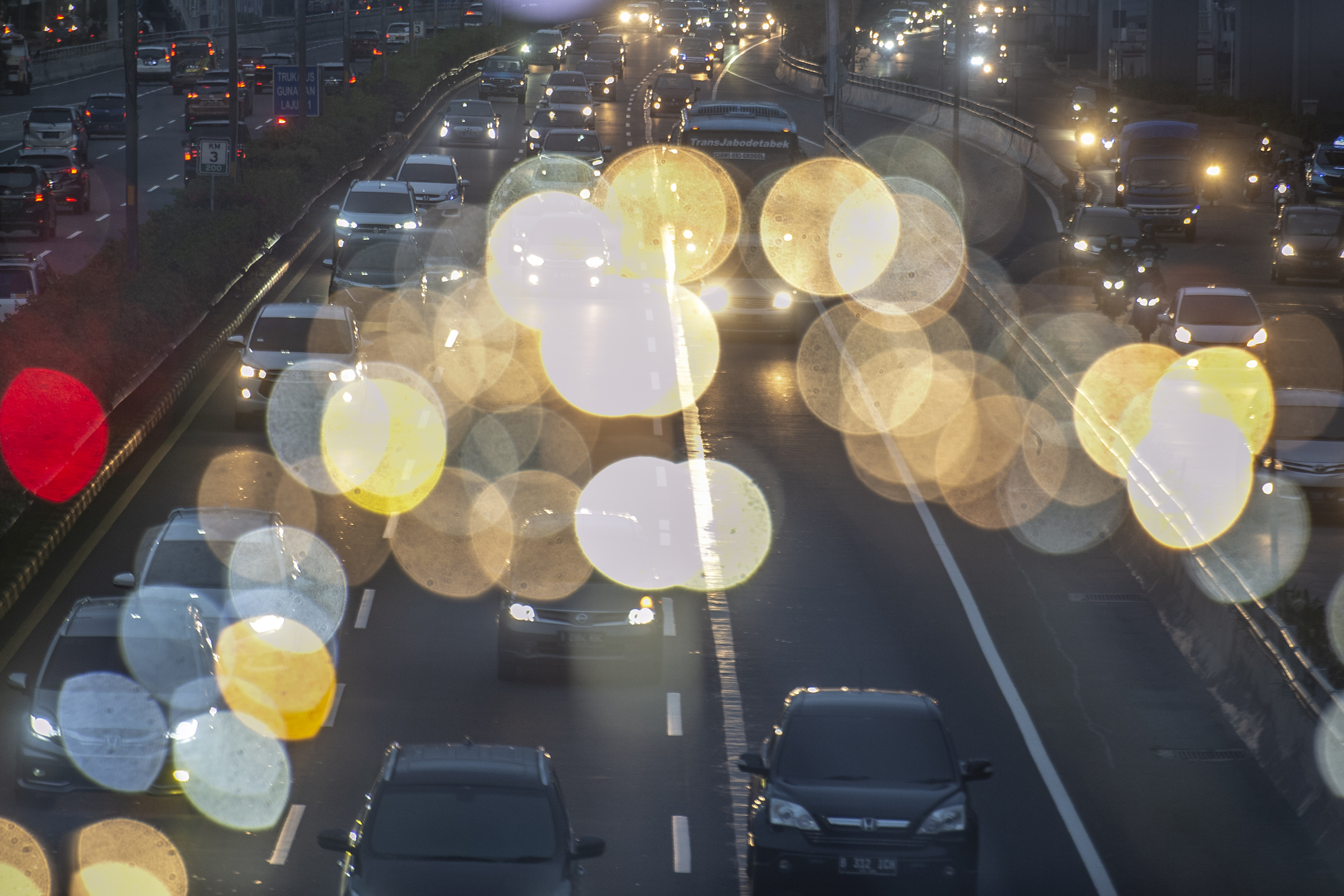 Kendaraan melintas di Jalan Tol Lingkar Dalam, Jakarta, kemarin.
