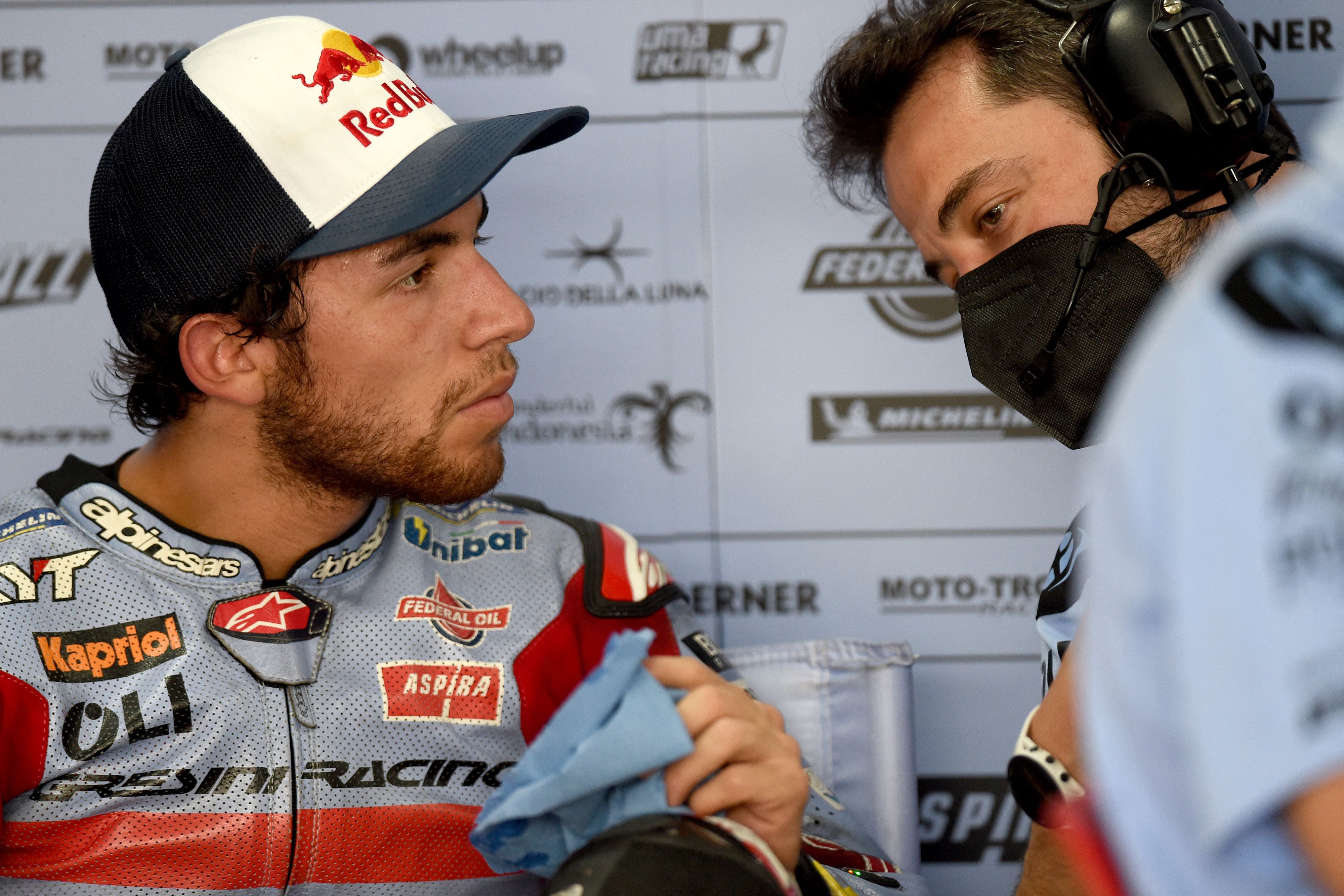 Pembalap MotoGP, Enea Bastianini, berbicara dengan anggota timnya di Sirkuit Mandalika.