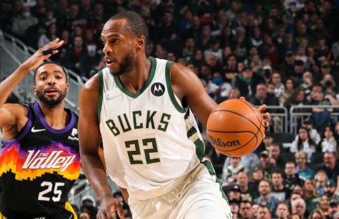 Pemain Milwaukee Bucks Khris Middleton dalam laga NBA melawan Phoenix Suns