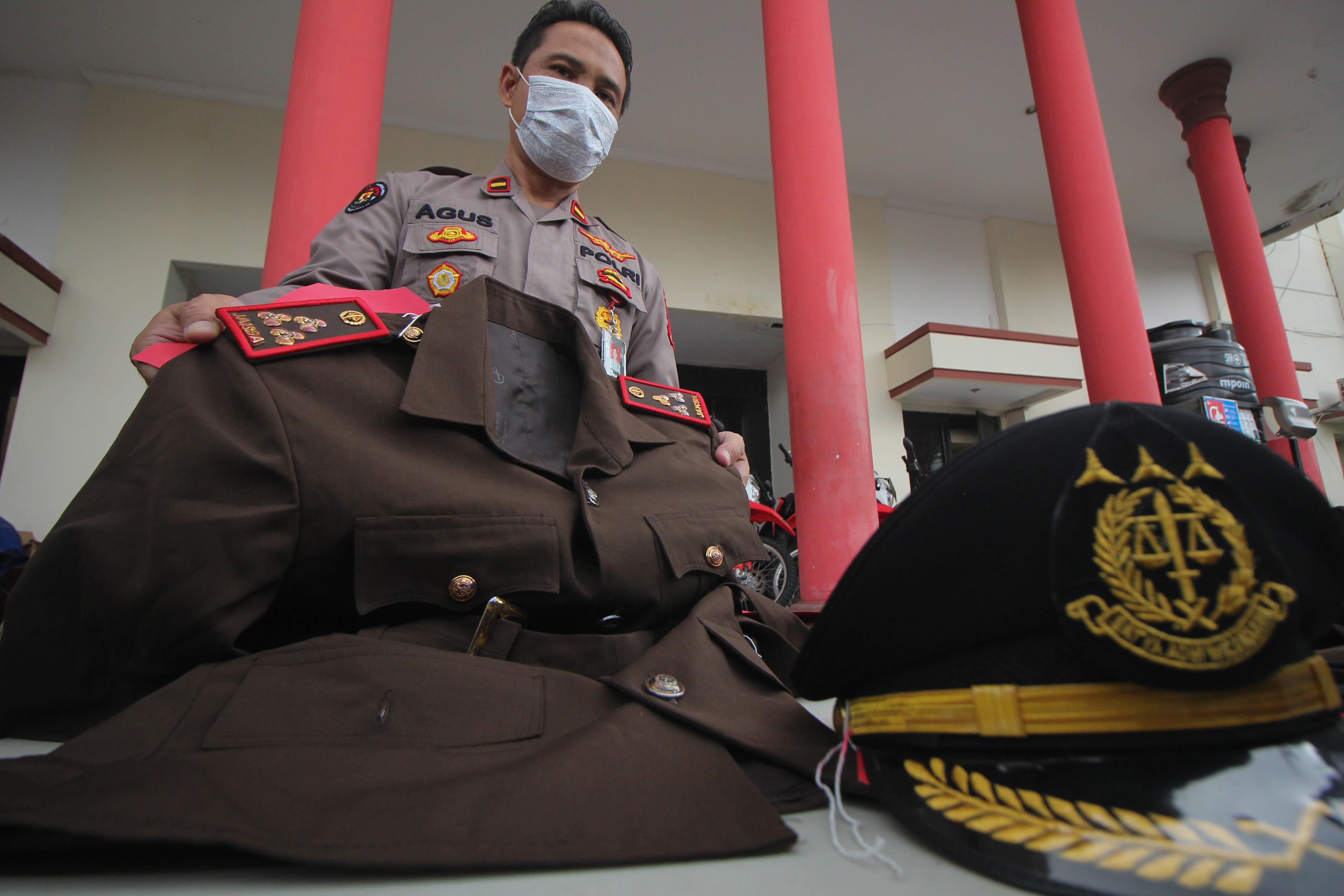 Ilustrasi. Polisi menunjukkan barang bukti saat ungkap kasus penipuan di Polrestabes Surabaya, Jawa Timur.