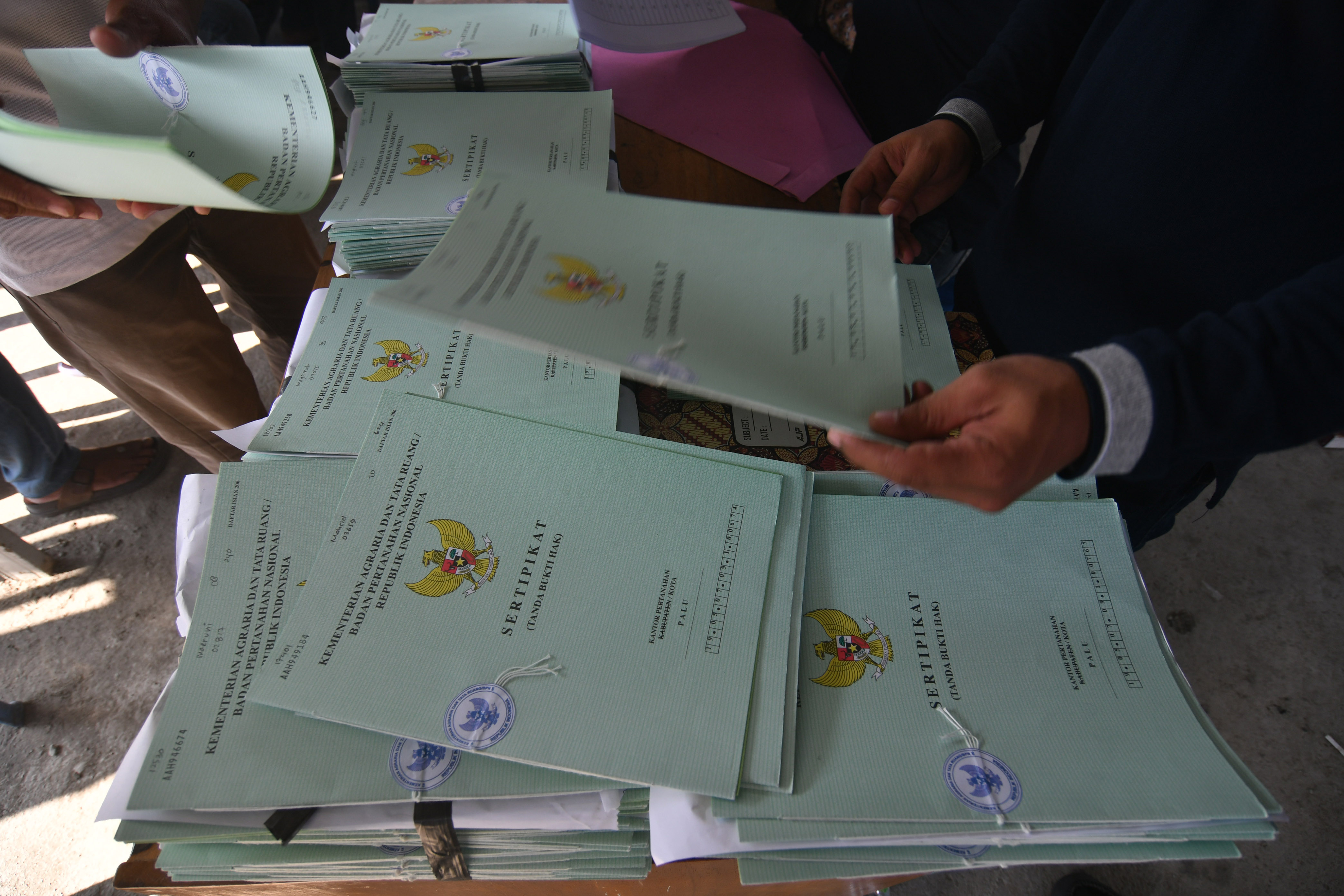 Petugas menyiapkan sertifikat tanah yang diterbitkan melalui program Pendaftaran Tanah Sistematis Lengkap (PTSL)