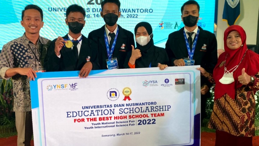 TIM Riset Madrasah Aliyah Negeri (MAN) 1 Kuantan Singigi dari Provinsi Riau meraih medali emas di ajang YISF 2022.