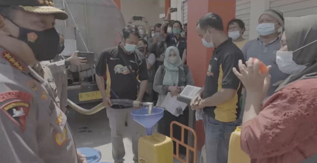 Para pedagang Pasar Sehat Sabilulungan Soreang, Jawa Barat saat berbincang dengan Kapolri.