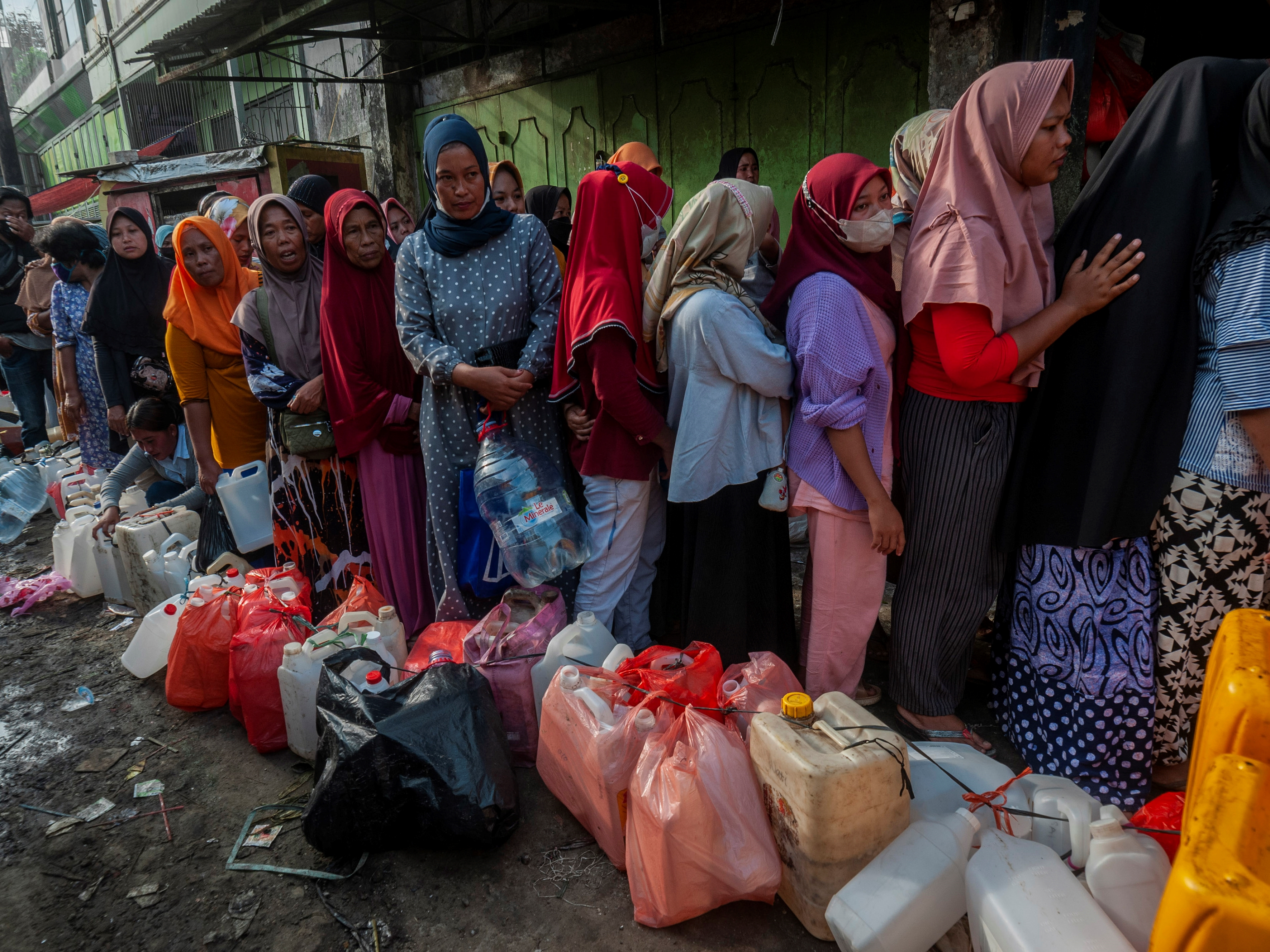 Sejumlah warga antre membeli minyak goreng curah di Rangkasbitung, Lebak, Banten, Senin (28/3/2022).