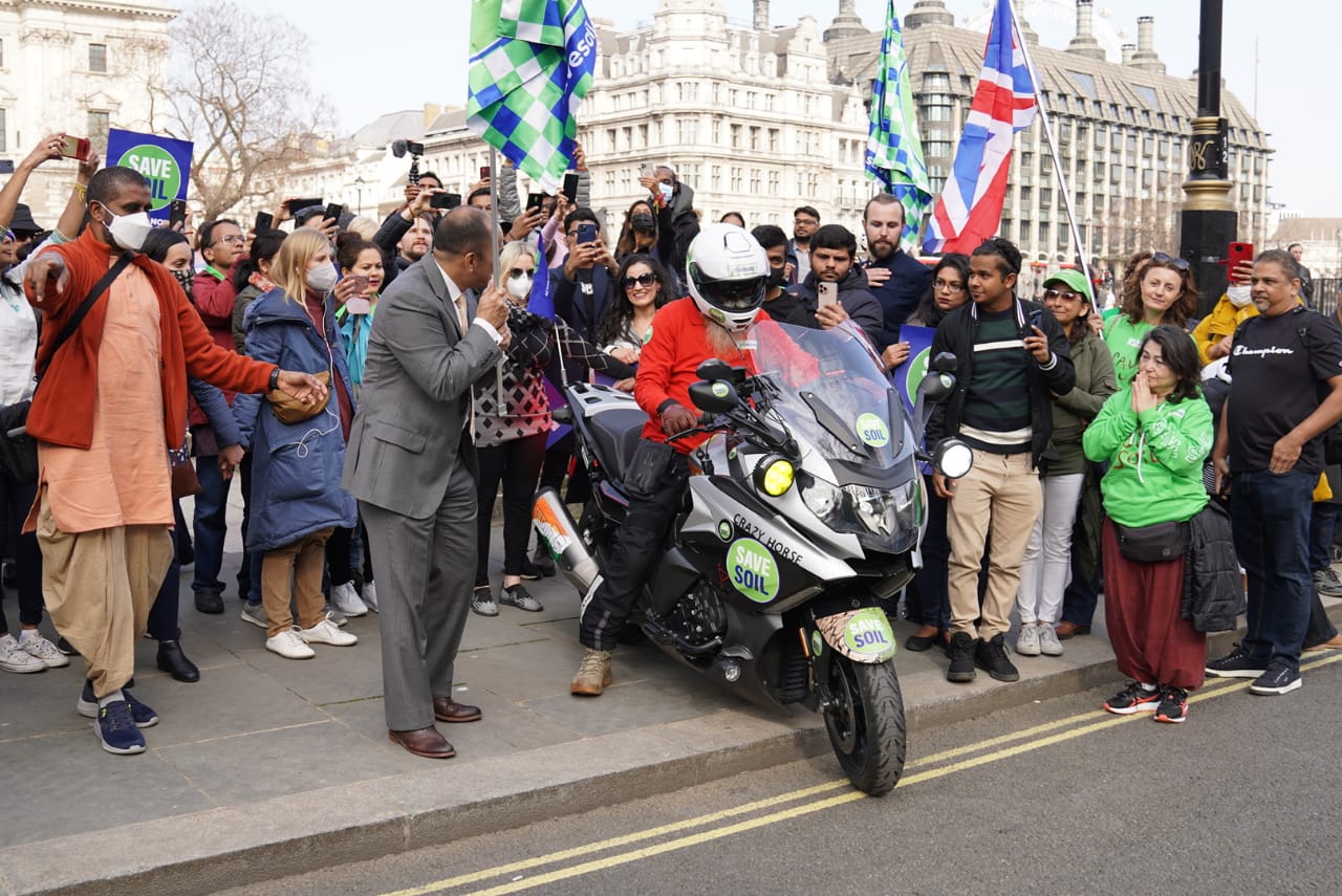 Sadhguru memulai perjalanan kampanye menyelamatkan tanah dan planet dari London, Inggris