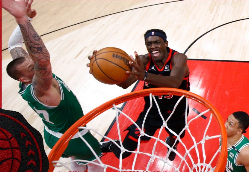 Pemain Toronto Raptors Pascal Siakam melakukan layup dalam laga NBA melawan Boston Celtics.