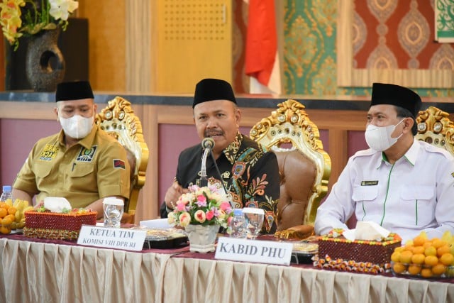 Anggota Komisi VIII DPR RI Samsu Niang (tengah) saat pertemuan engan Kepala Kantor Wilayah Kementerian Agama Kaltim.