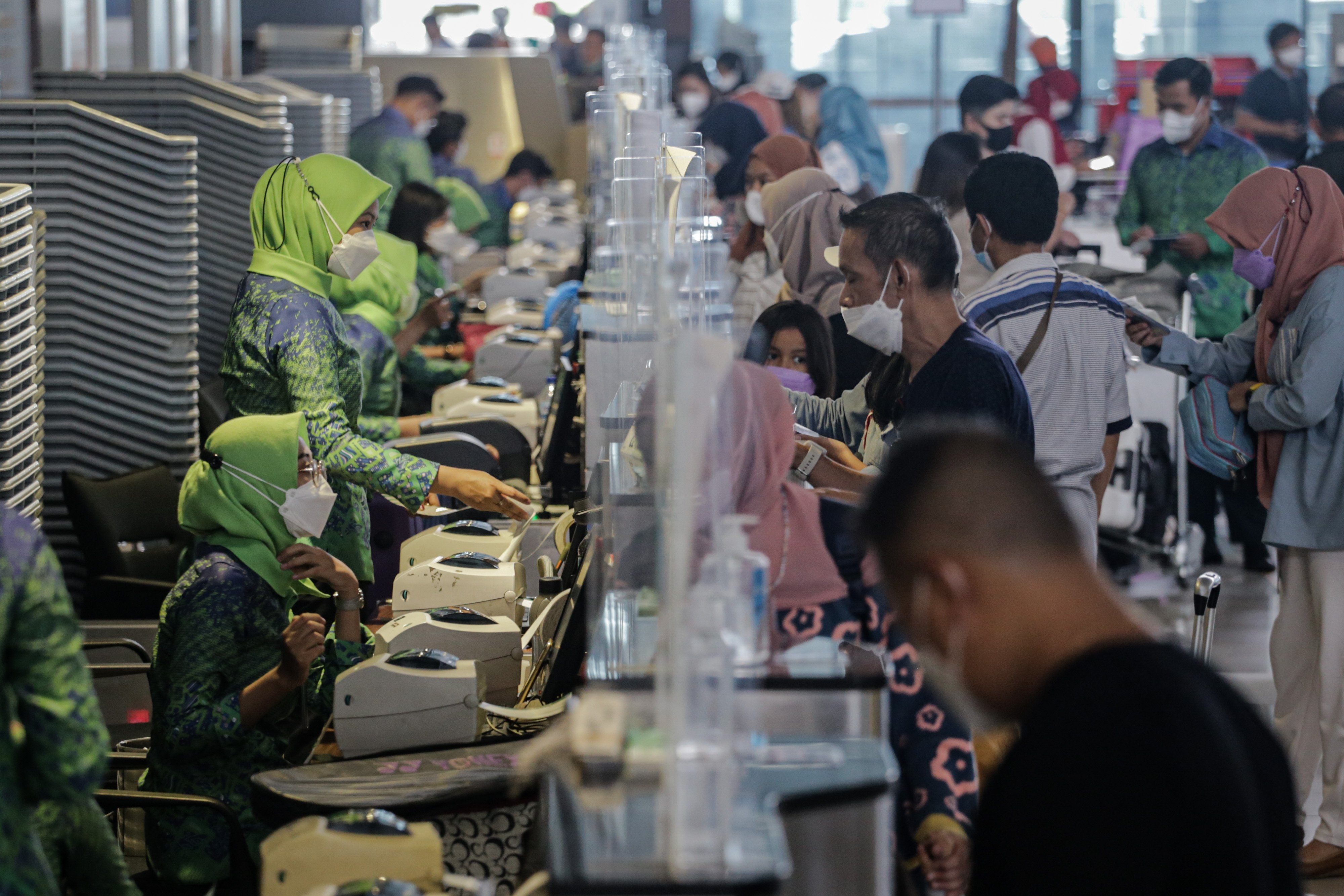 Sejumlah calon penumpang pesawat melakukan lapor diri di Terminal 3 Bandara Soekarno Hatta, Tangerang, Banten