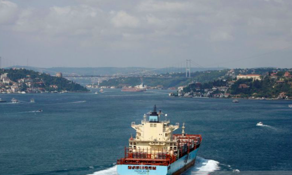  Sebuah kapal tanker minyak melewati Bosphorus ke Laut Hitam di Istanbul, Turki, 20 Juli 2012.