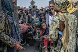 Tentara Taliban menghentikan sejumlah warga Afghanistan yang ingin menyeberangi perbatasan Pakistan.  