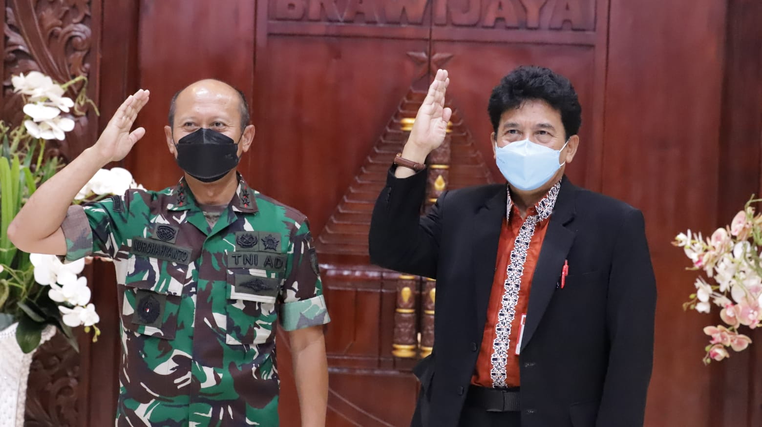 Pangdam V/Brawijaya Mayjen TNI Nuchahyanto dan Kepala BPIP Yudian Wahyudi memberikan salam Pancasila.