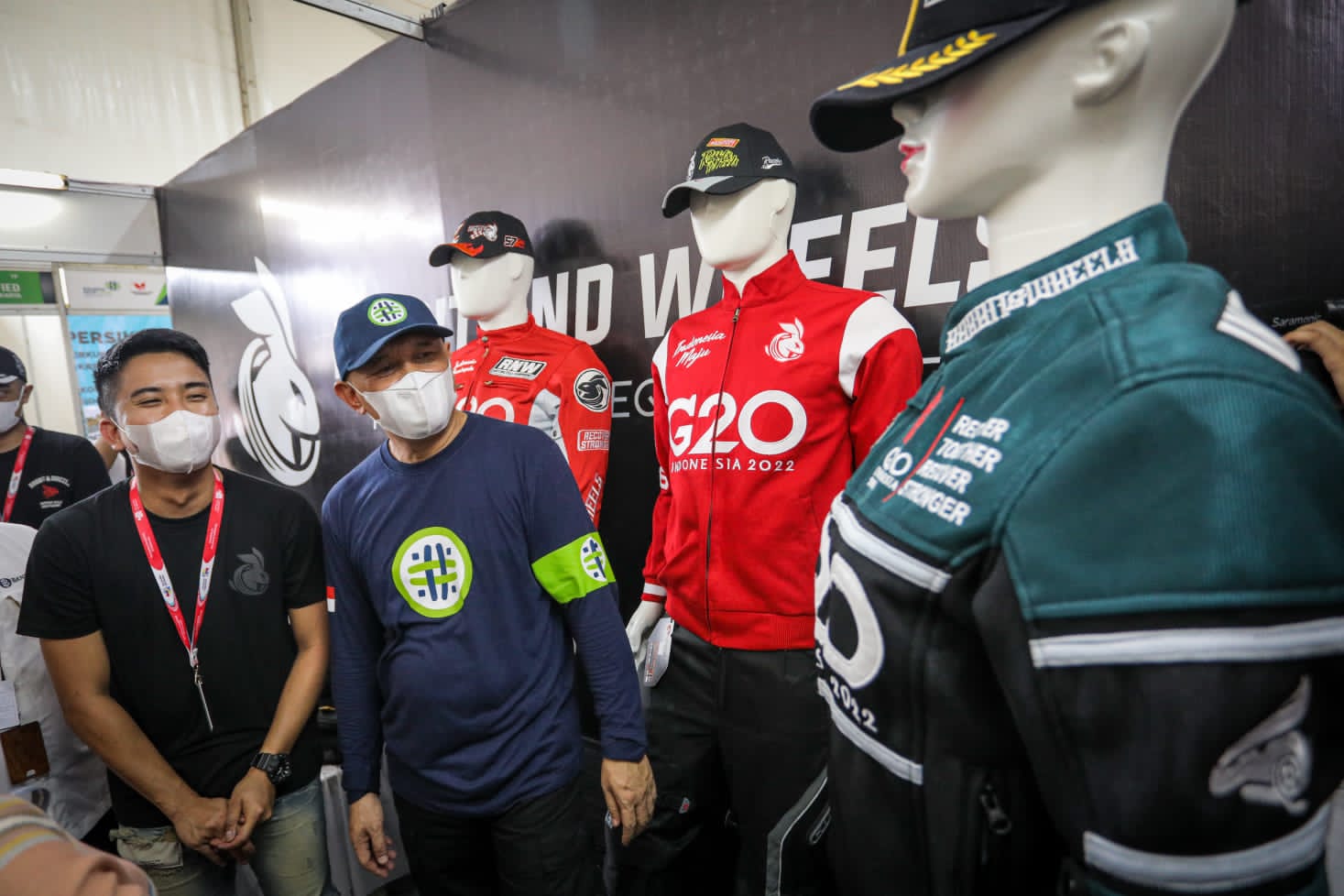 Menkop UKM Teten Masduki (kanan) sedang melihat salah satu stand UKM yang sedang melangsungkan pameran di ajang MotoGP Mandalika