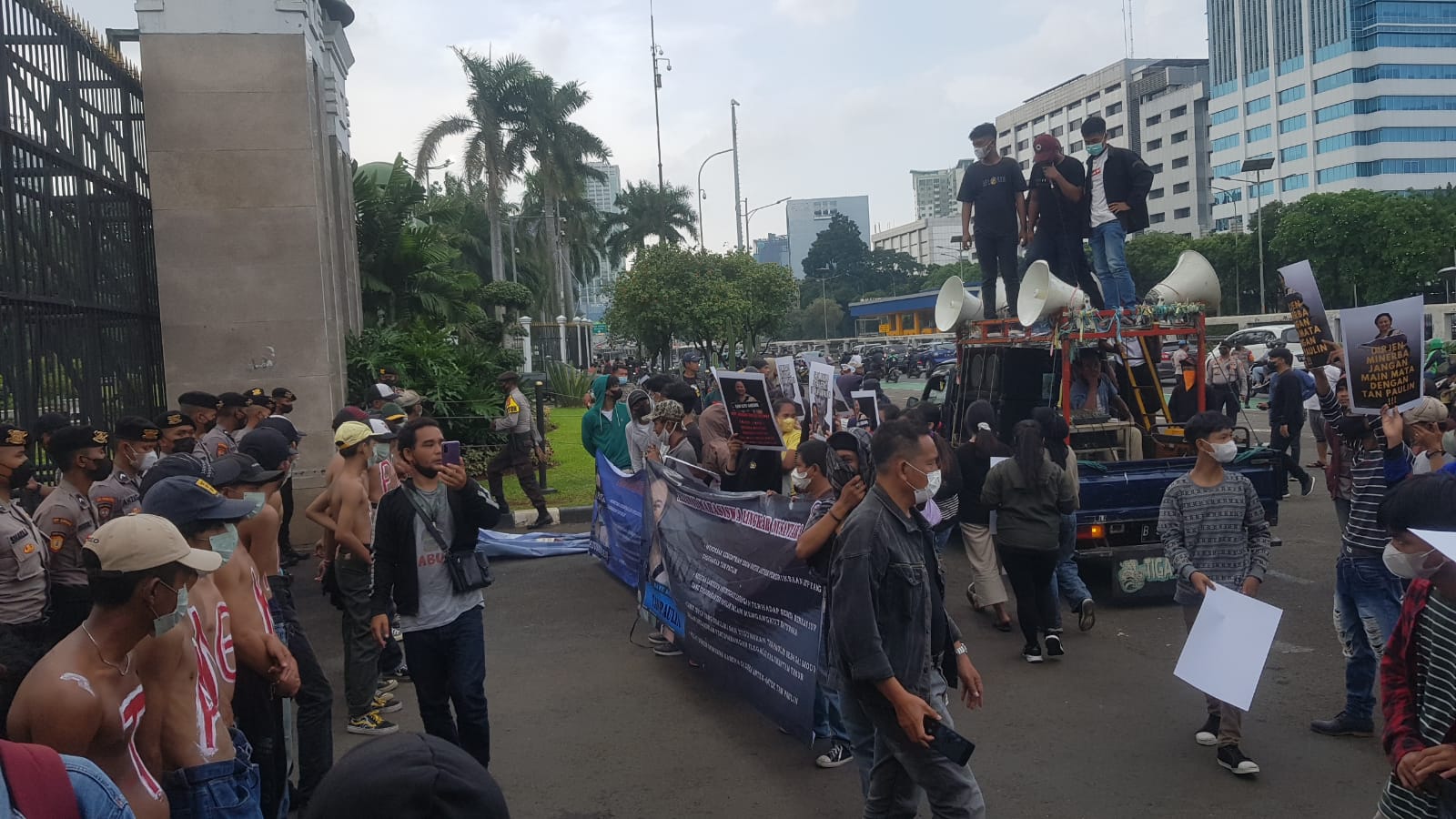 Jaringan Aktivis (Jarak) Indonesia saat berunjukrasa meminta DPR dan Polisi memberantas penambangan ilegal di Kaltim yang merugikan negara m