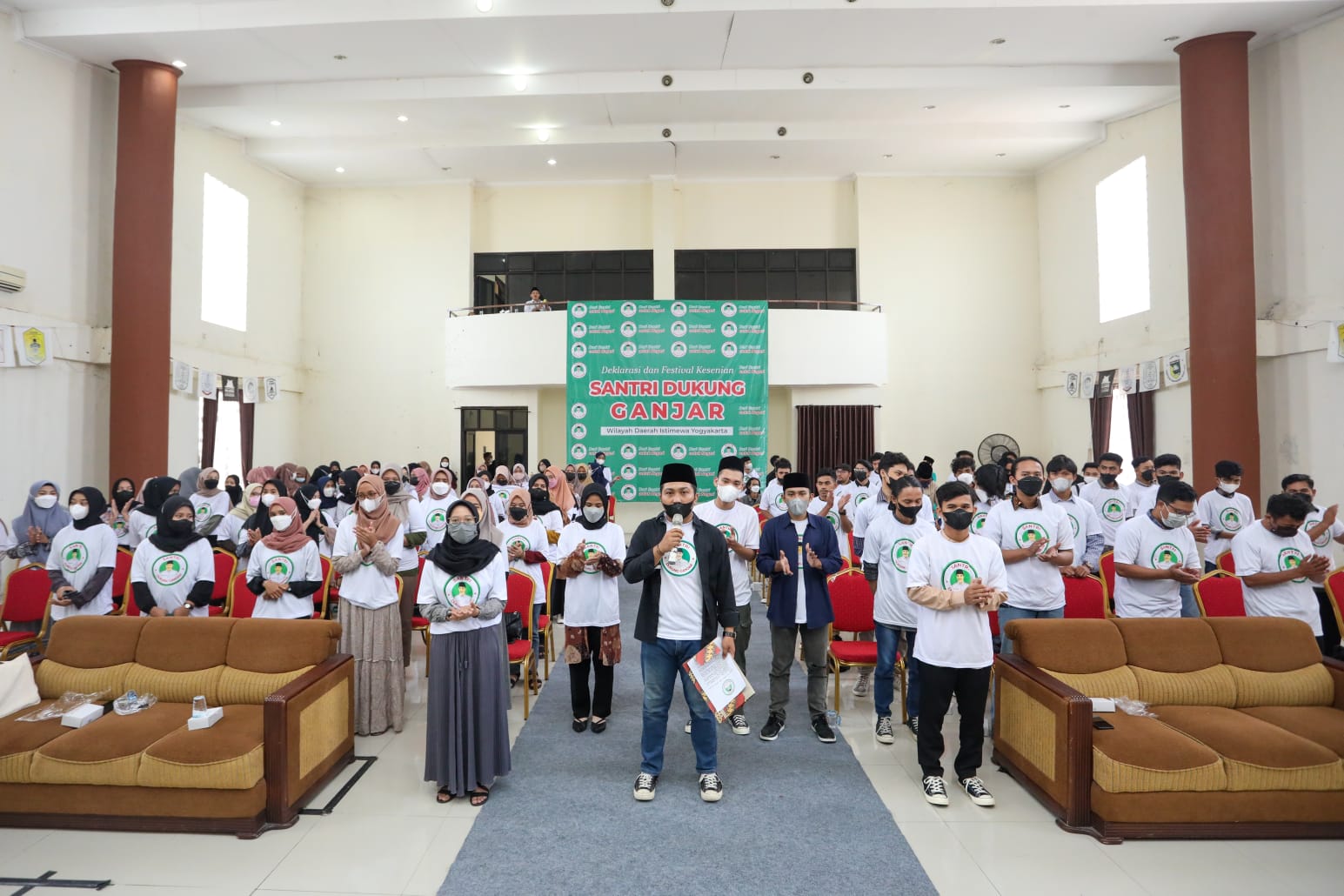 Santri DIY deklarasi Ganjar Pranowo menjadi Presiden 2024, di Gedung Pertemuan Pangeran Antasari, Samirono, Kab. Sleman, DIY, Selasa (8/3)