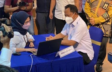 Mendagri Tito Karnavian (kanan) saat melaporkan SPT. 