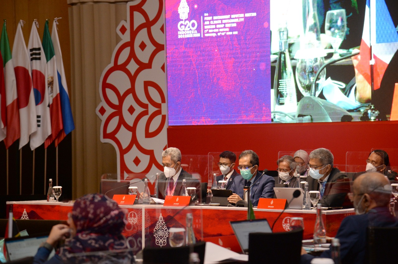 Dirjen PPKL) KLHK, Sigit Reliantoro (kiri) selaku Co-Chair G20 Environment Deputies Meeting and Climate Sustainability Working Group.