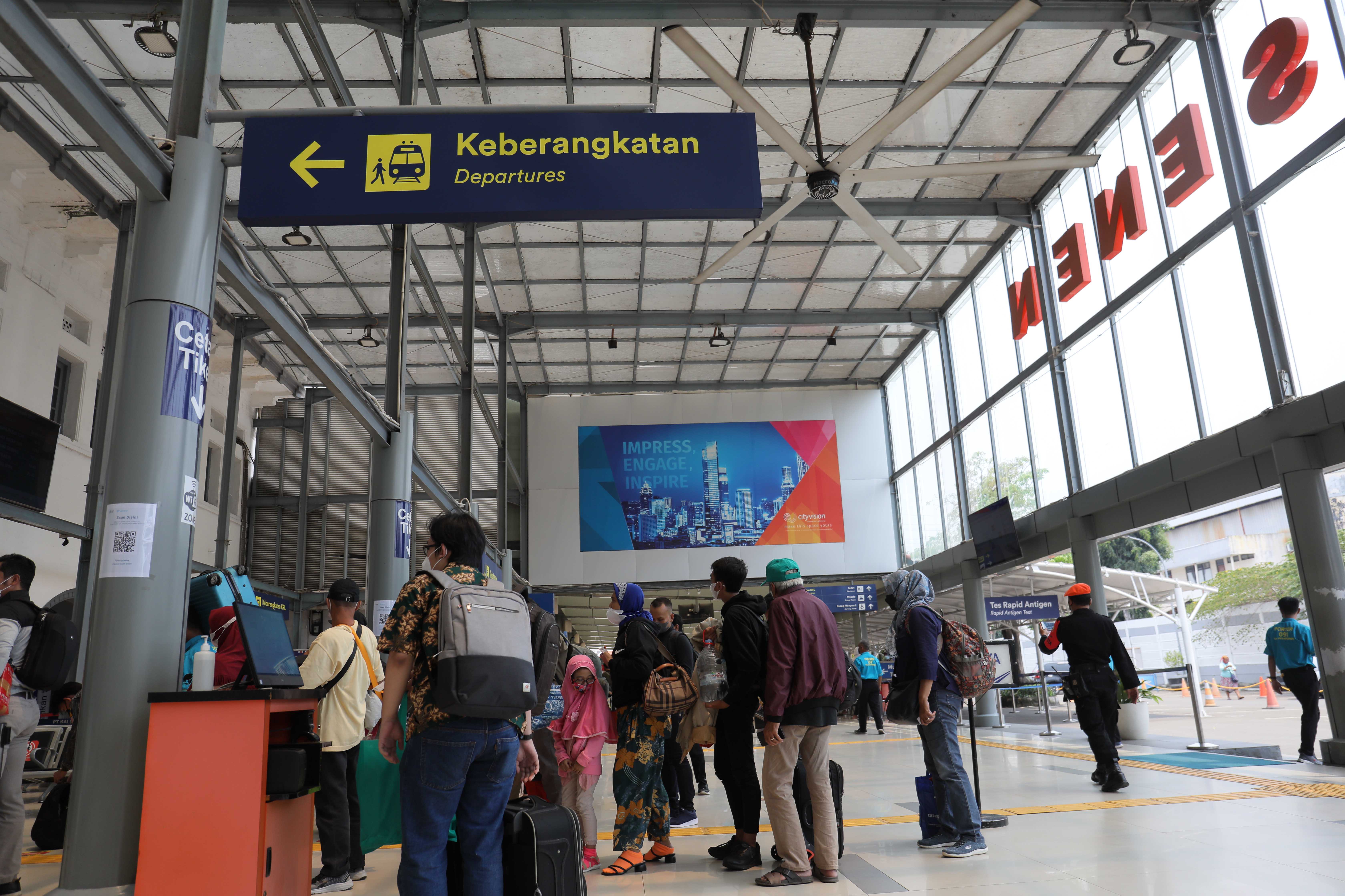 Pemeriksaan antigen calon penumpang di Stasiun Pasar Senen, Kamis (10/3) menurun. 