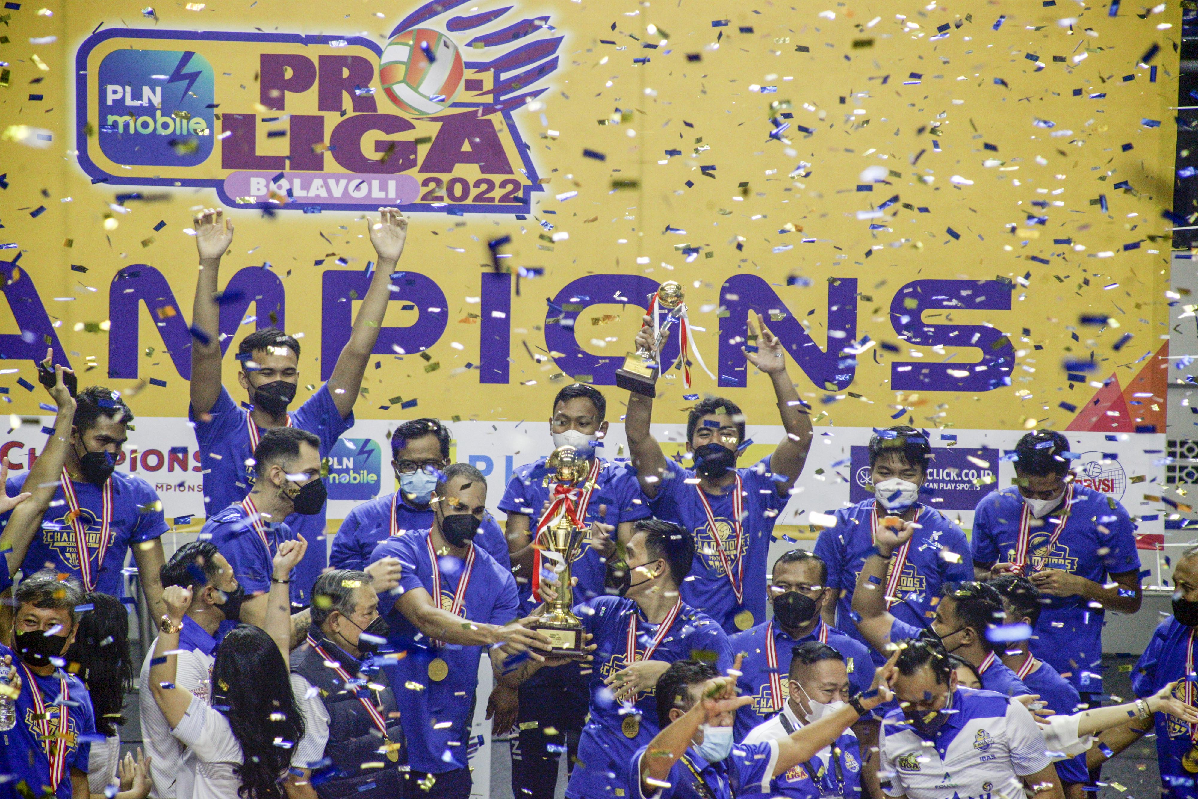 Para pemain Bogor Lavani merayakan keberhasilan mereka menjadi juara Proliga.