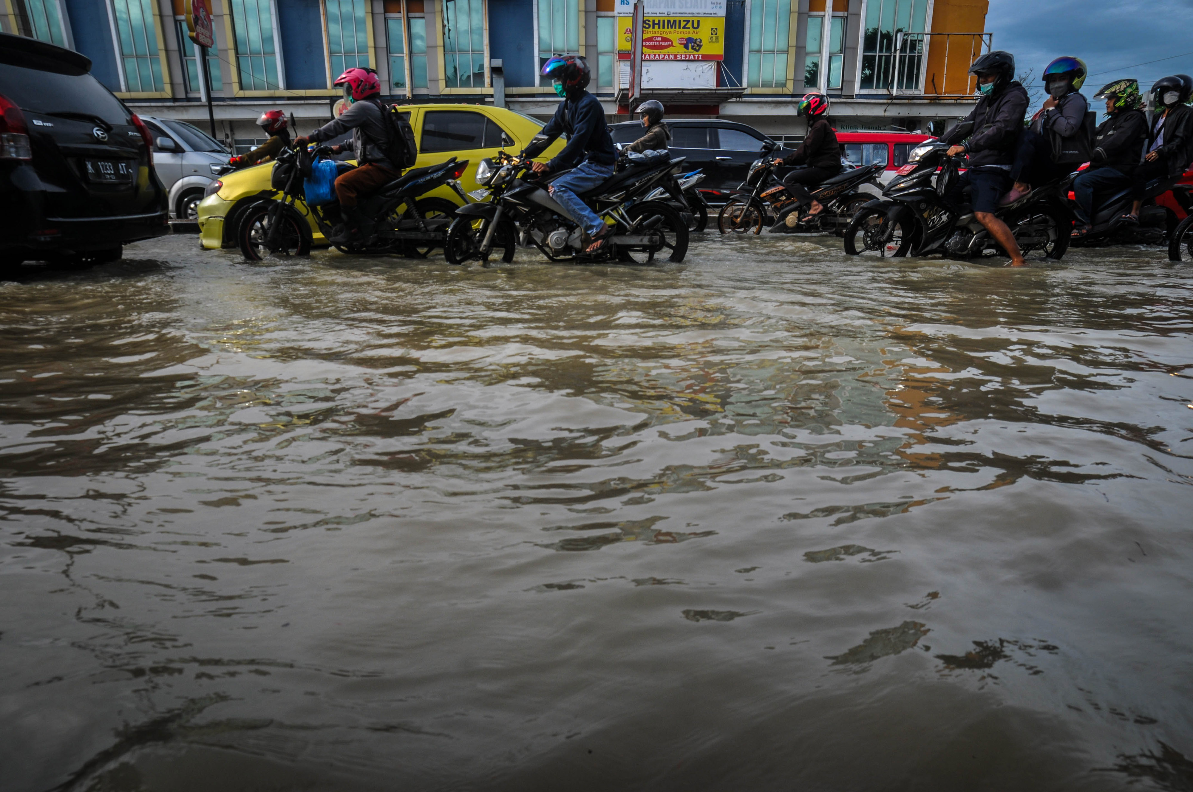  Pengendara melintasi banjir di Pandeglang, Banten, Selasa (1/3/2022). 