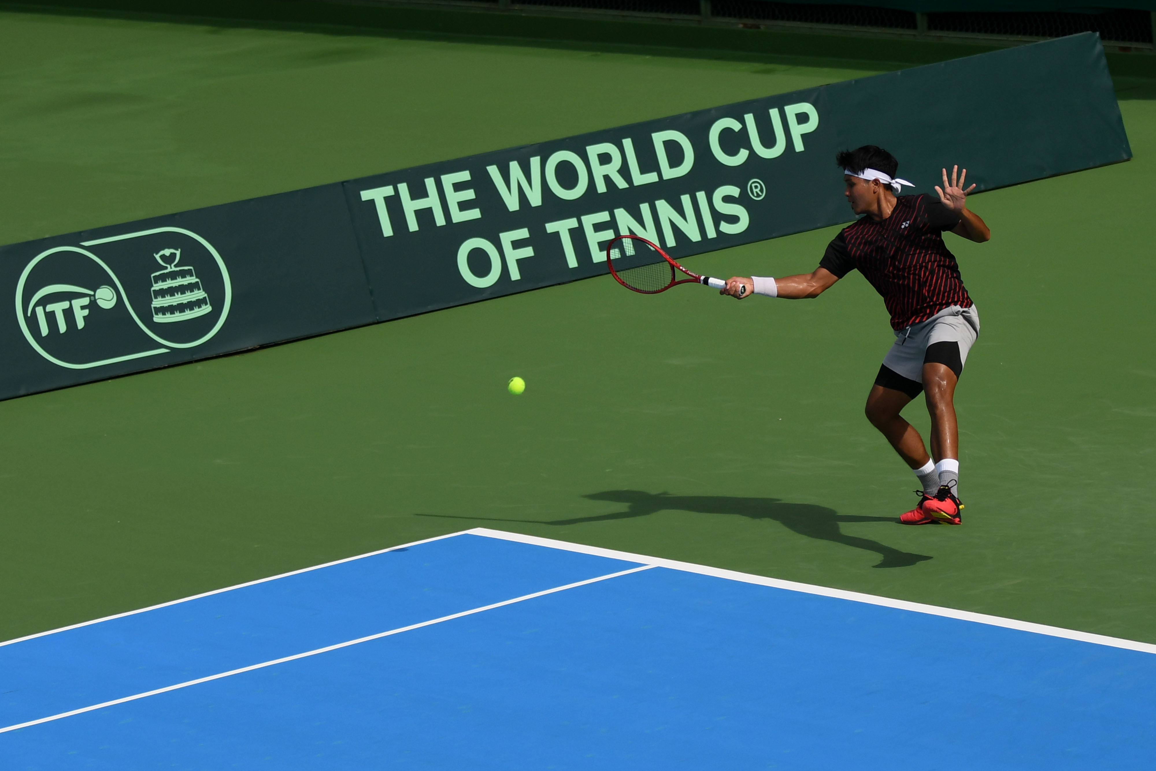 Petenis Muhammad Rifqi Fitriadi berlatih jelang Playoff Grup II Piala Davis di Stadion Tenis Gelora Bung Karno, Jakarta, Rabu (2/3/2022).